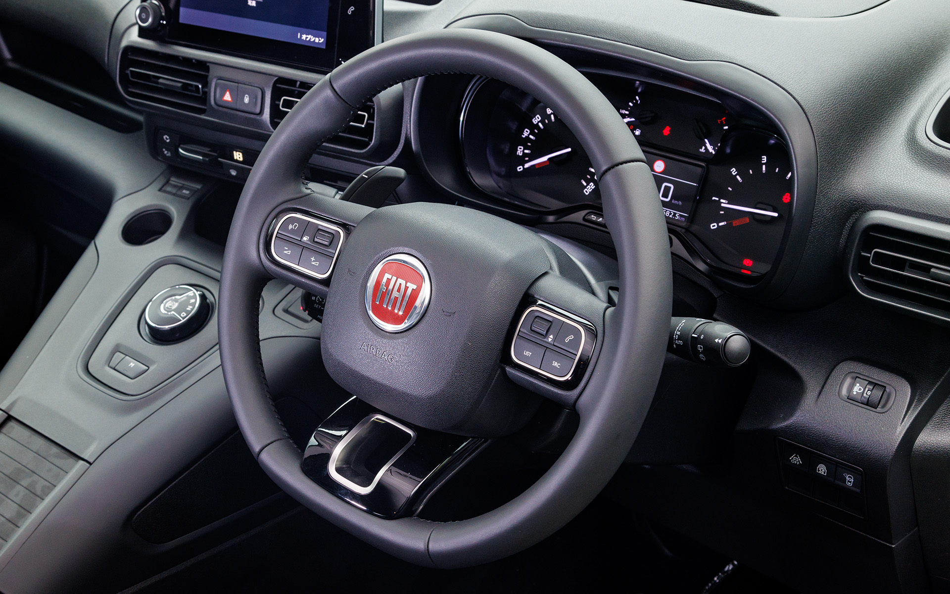 レザーステアリングホイール（オーディオコントロール/クルーズコントロール付）