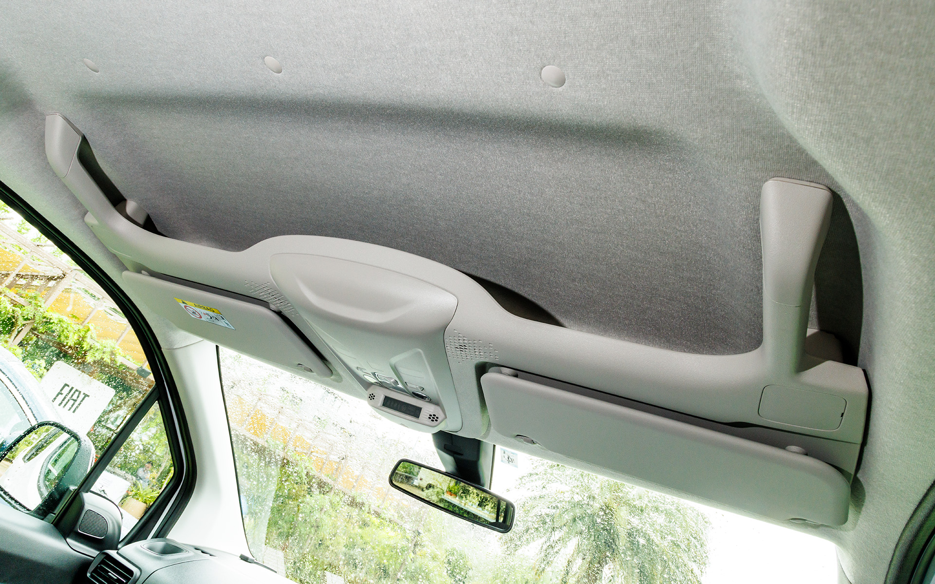 天井や運転席前方、運転席と助手席の間など、広くてたっぷり使える収納を備える