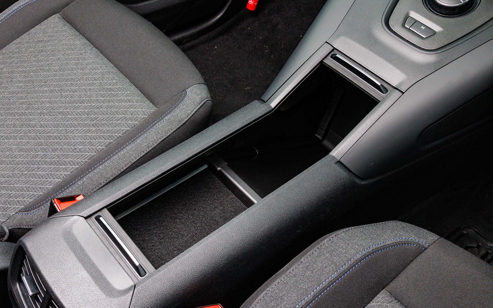 天井や運転席前方、運転席と助手席の間など、広くてたっぷり使える収納を備える