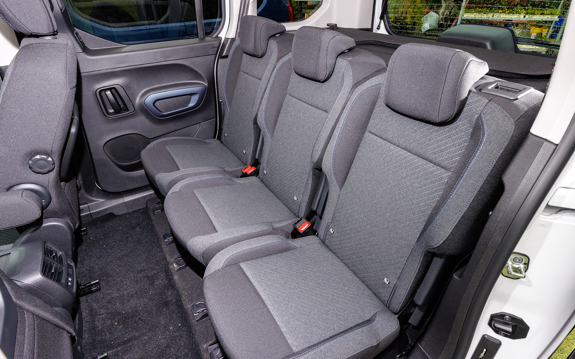 2列目シートは3座独立