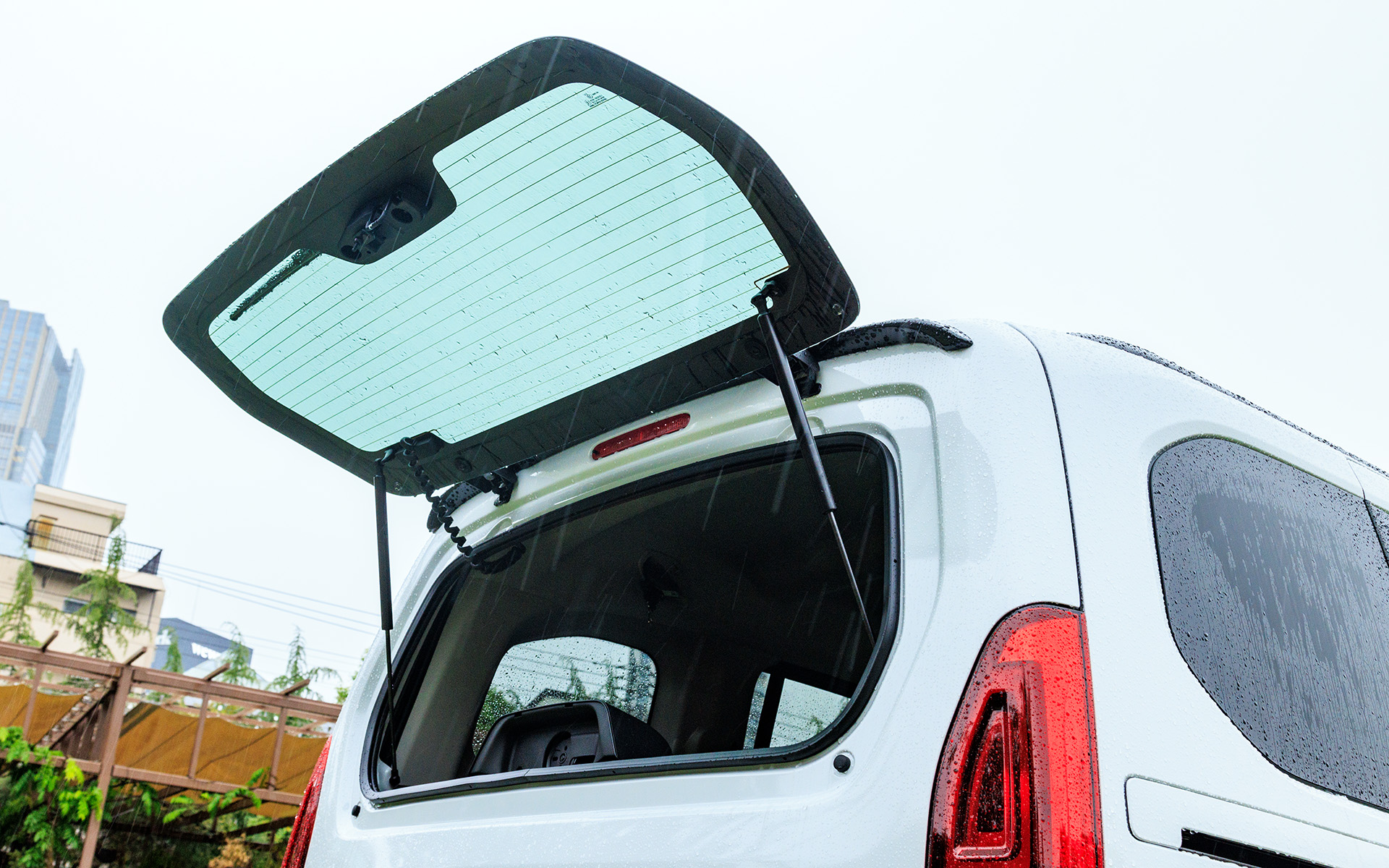 ラゲッジはガラス部分だけの開閉も可能