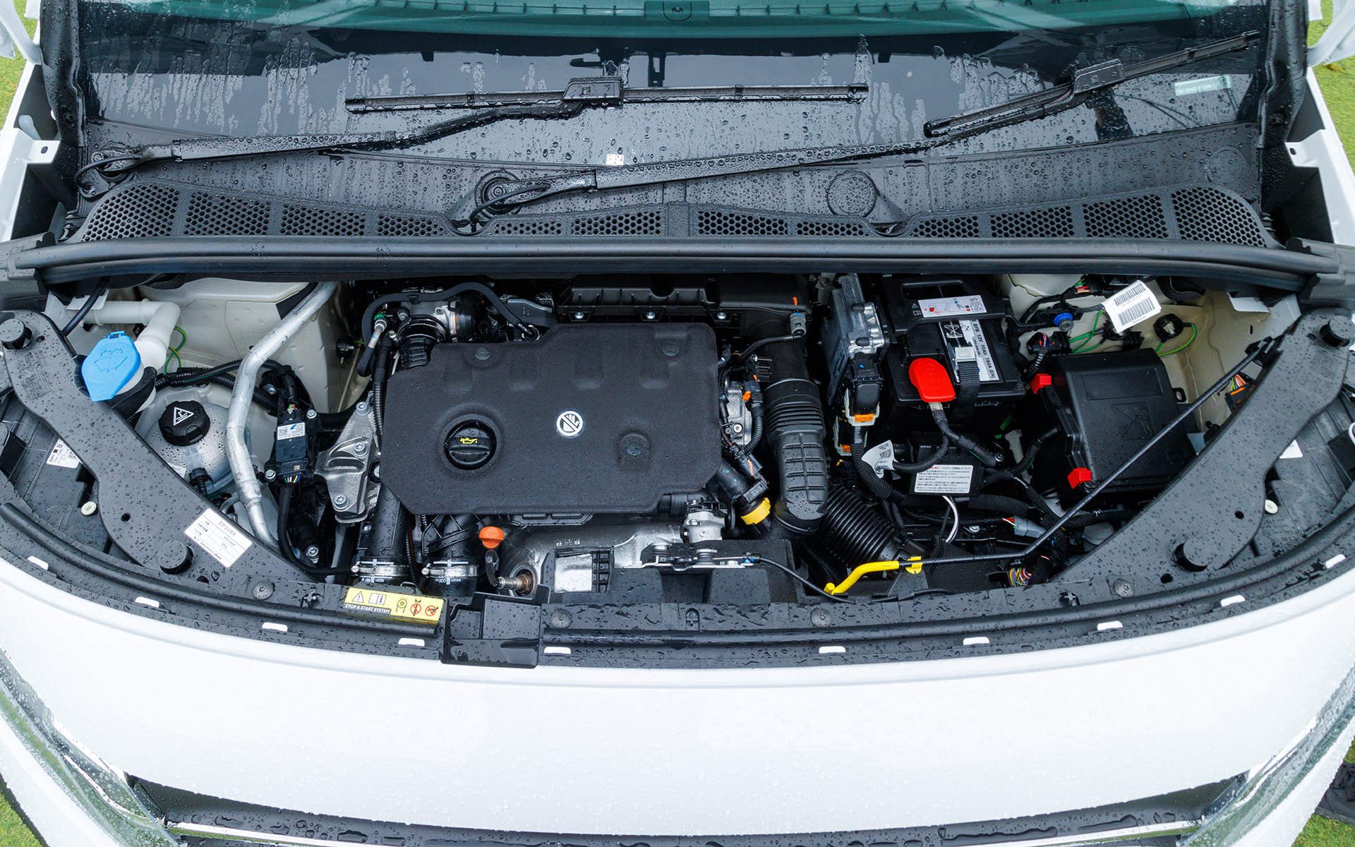 最高出力96kW（130PS）/3750rpm、最大トルク300Nm/1750rpmを発生する直列4気筒DOHC 1.5リッターターボディーゼルを搭載。トランスミッションには8速ATを組み合わせる。駆動方式はWD（FF）のみ