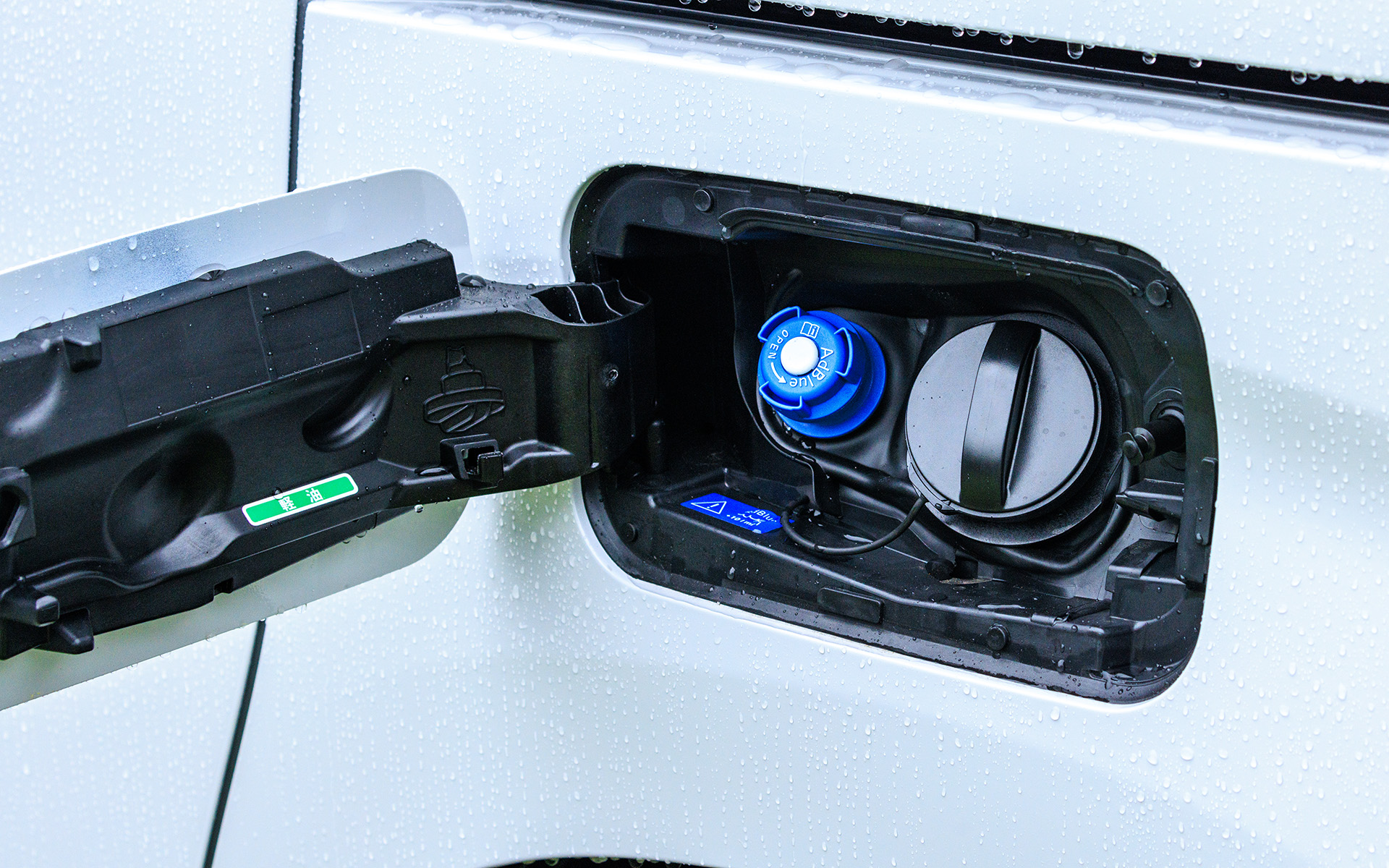 AdBlue補給口（左）と給油口（右）