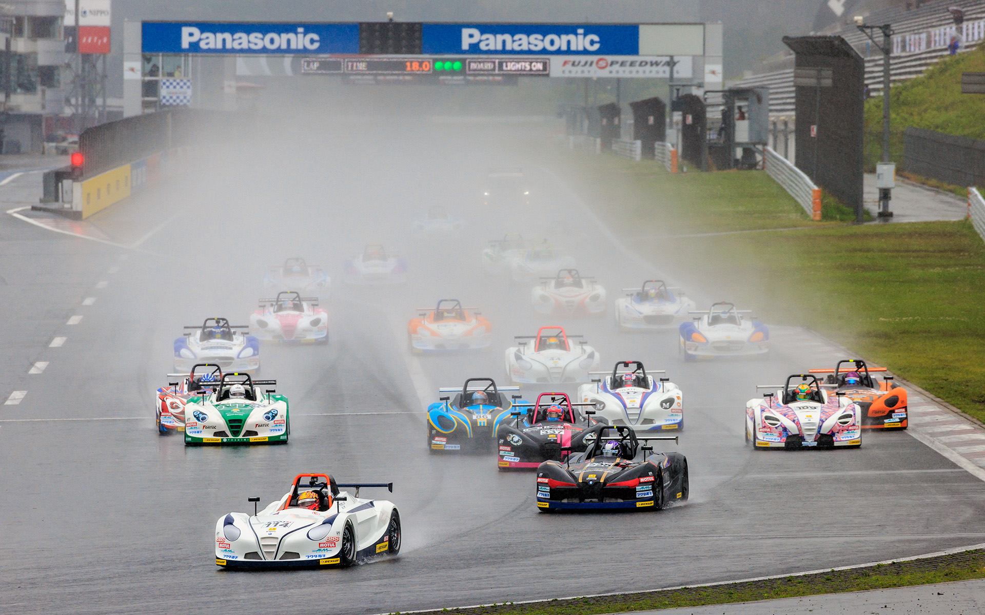 最初に1コーナーに飛び込んだのは予選2番手の114号車 RSS VITAの翁長実希選手。さすが昨年度のシリーズチャンピオン