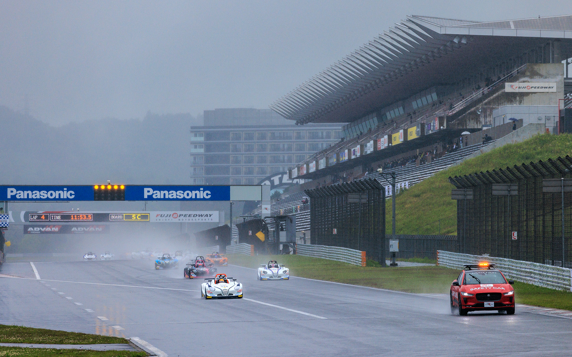 レース序盤、雨が激しくなりセーフティカーが入る