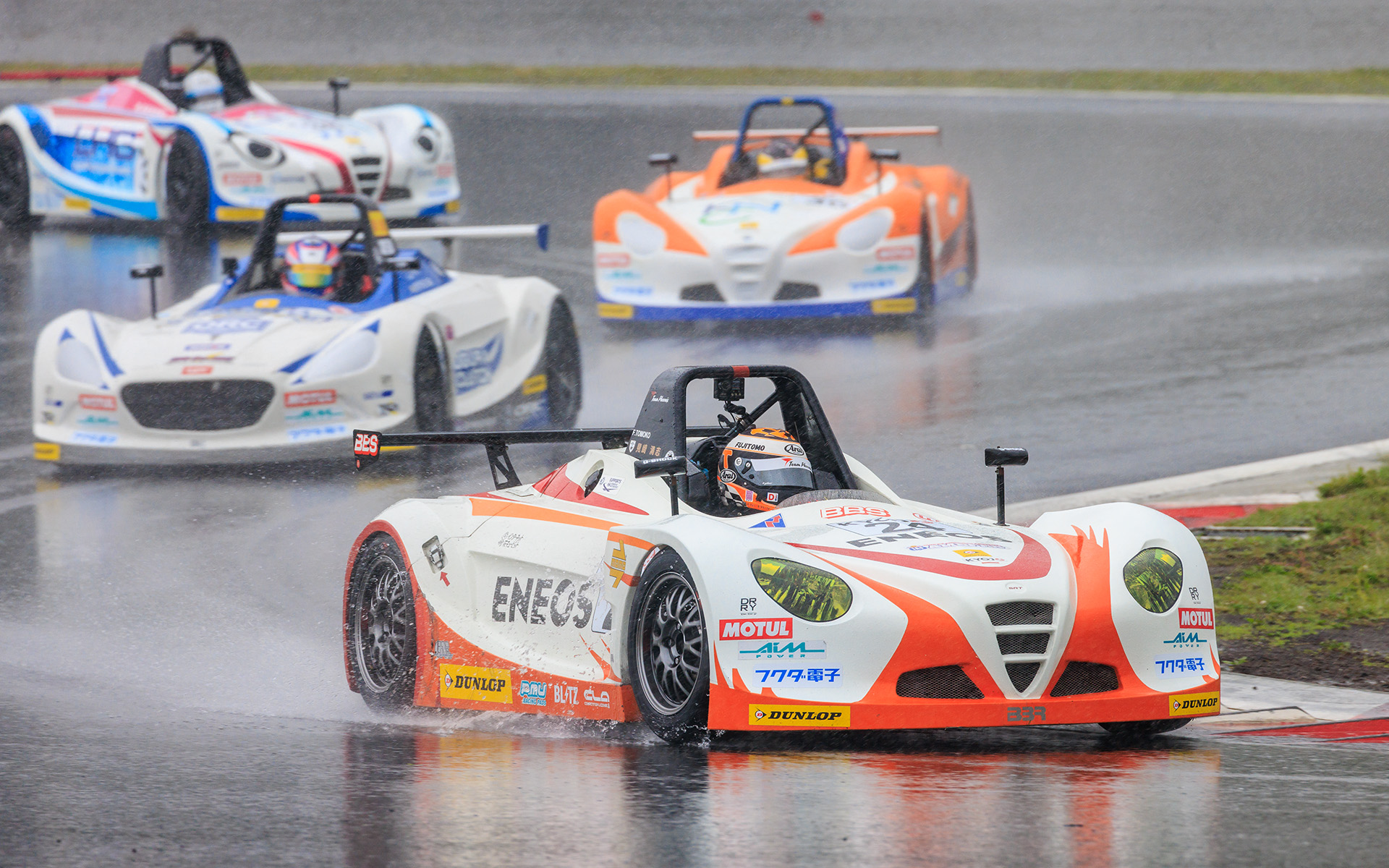 レース序盤、雨が激しくなりセーフティカーが入る