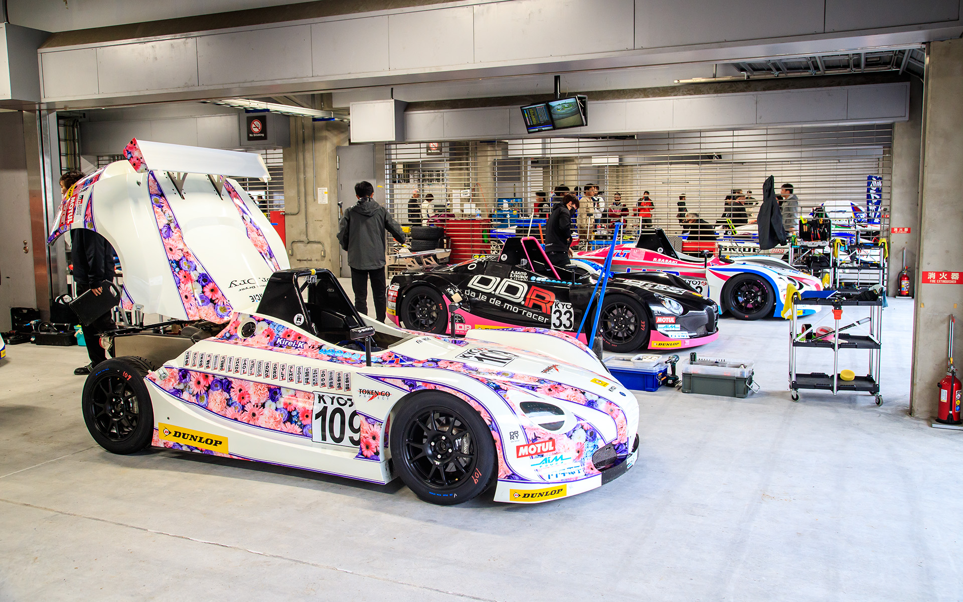 エンジンやタイヤは同じだが、フロントカウルは3タイプのフェイスから選択できるのと、カラーリングで各マシンは個性を出している。車両価格はタイヤとホイールのない状態で395万円（税別）