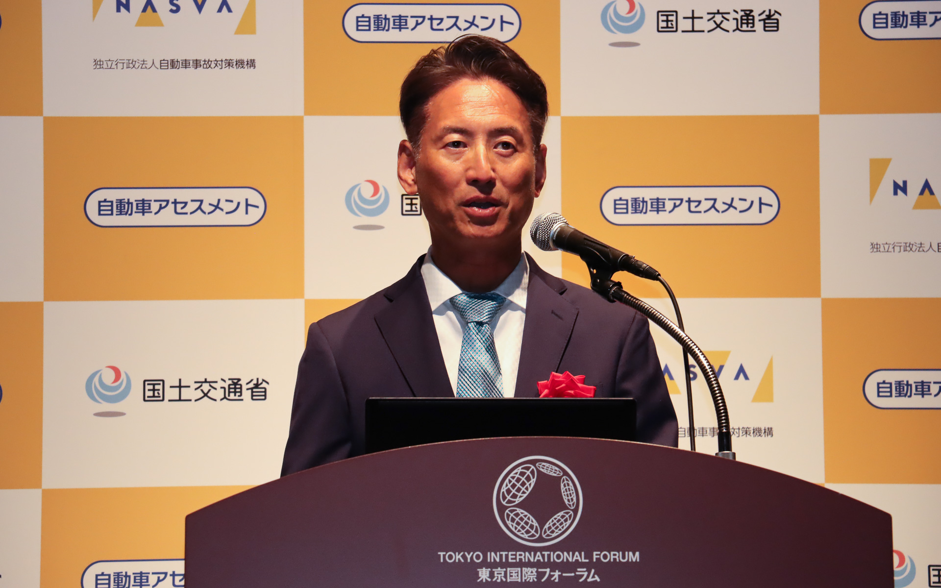 「自動車事故ゼロ社会に向けてトヨタが進めている安全・安心の取り組み」について講演する黒柳氏