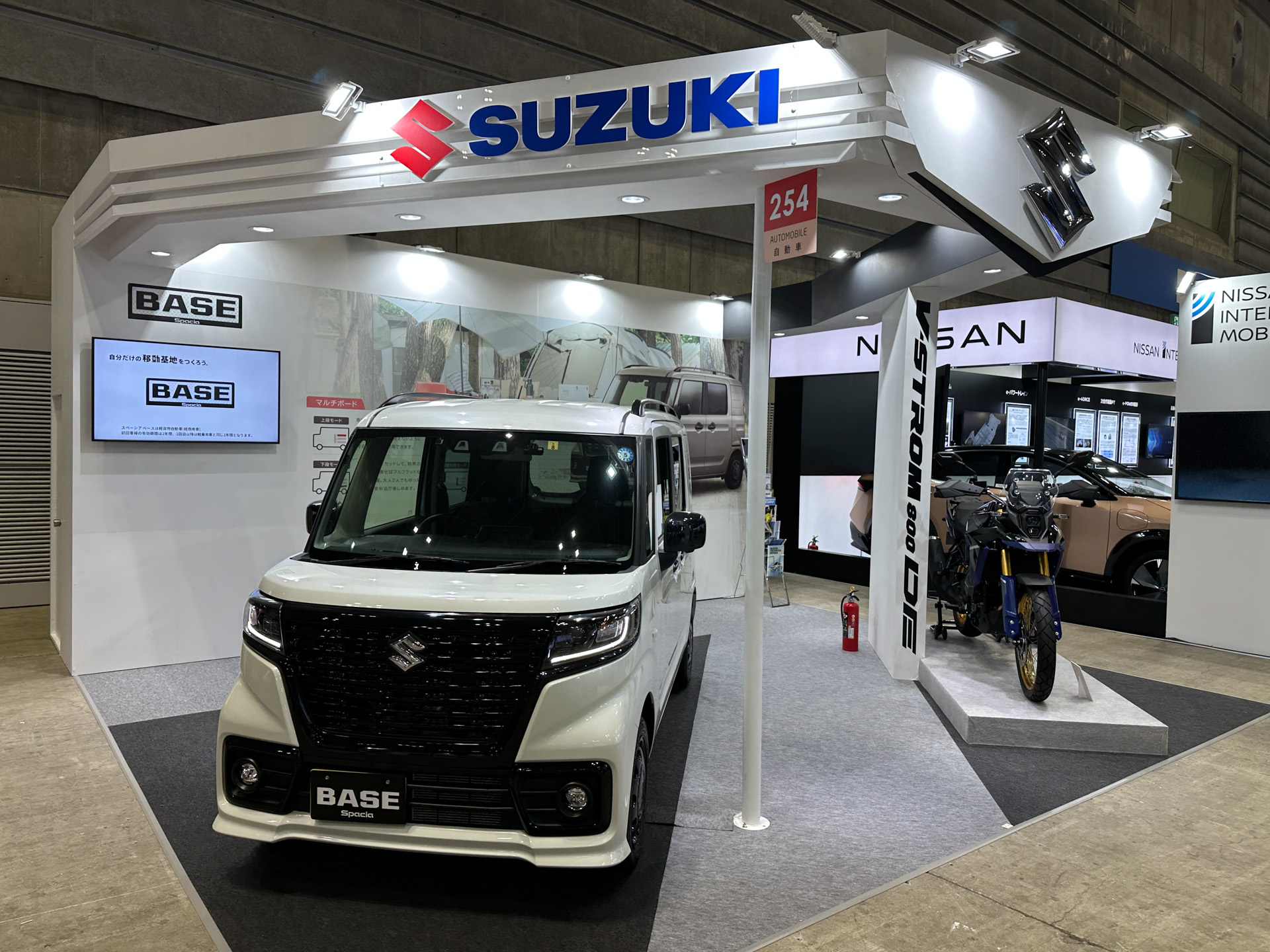 スペーシア ベースの車両展示もある