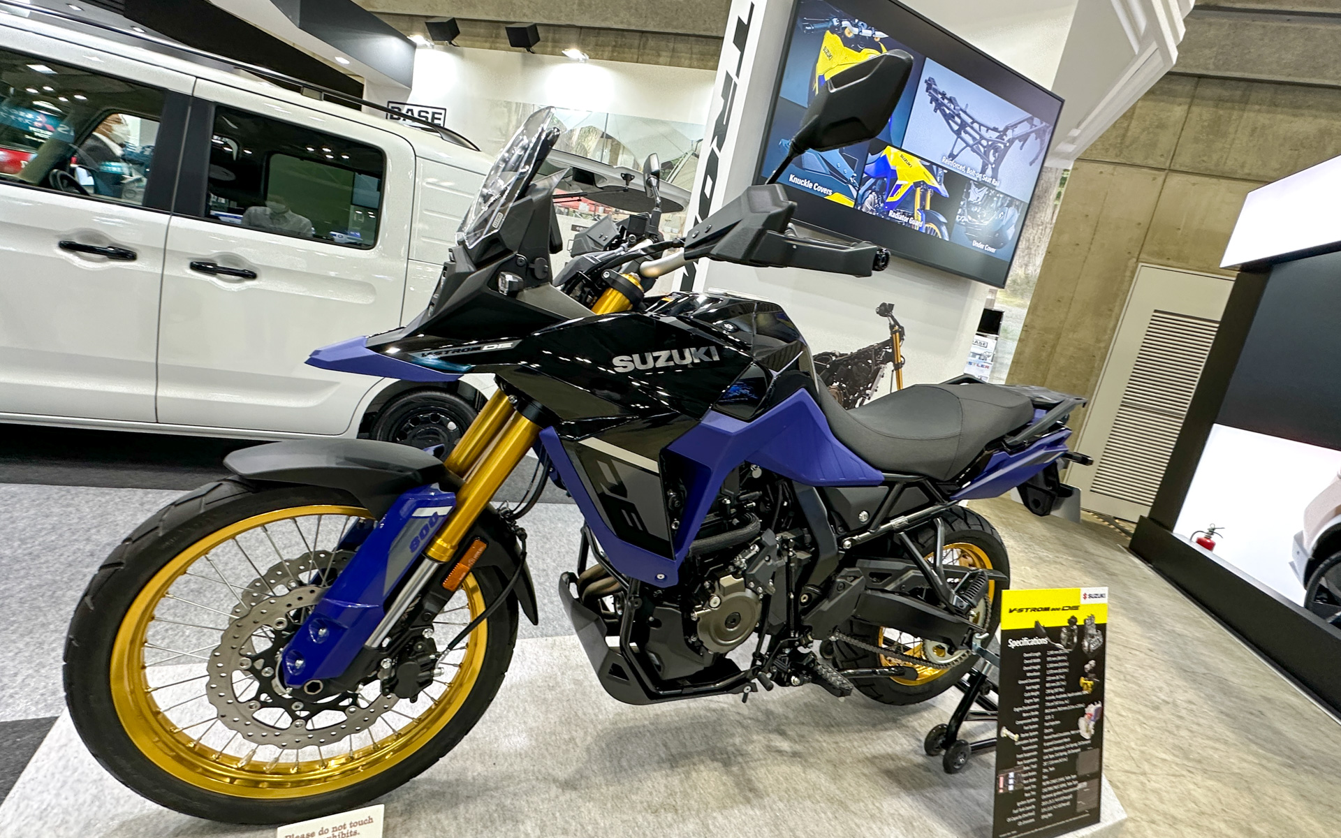 スズキブースに展示されている新型「Vストローム 800DE」