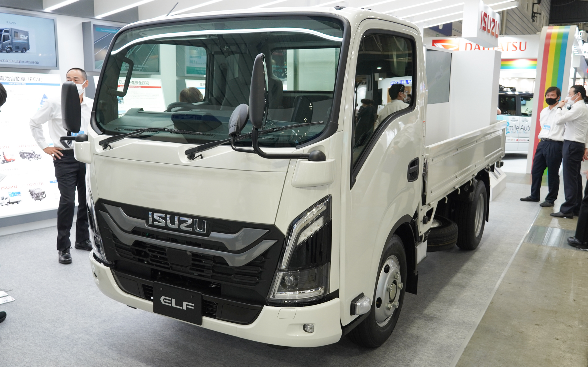 いすゞ自動車のブースで展示された新型「エルフ」