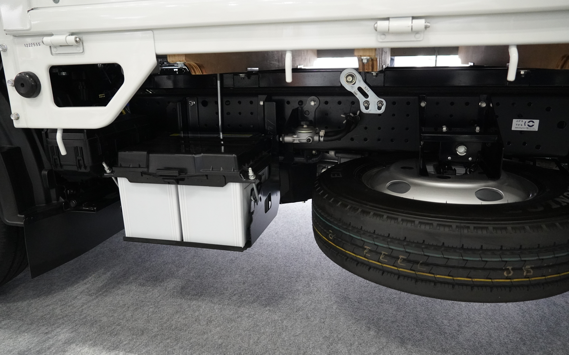 新型エルフは荷台が架装された状態のため、トランスミッションやエンジンはほとんど見えない