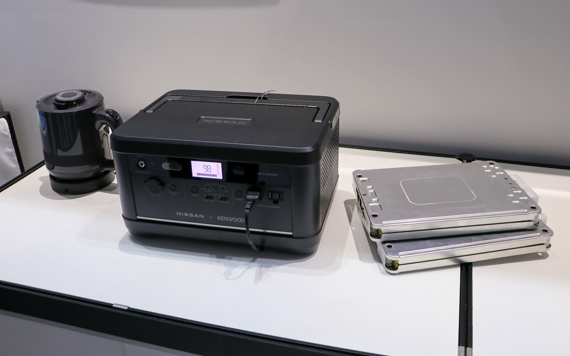 中央がポータブルバッテリ、右にあるのが実際にリーフに搭載されているバッテリセル