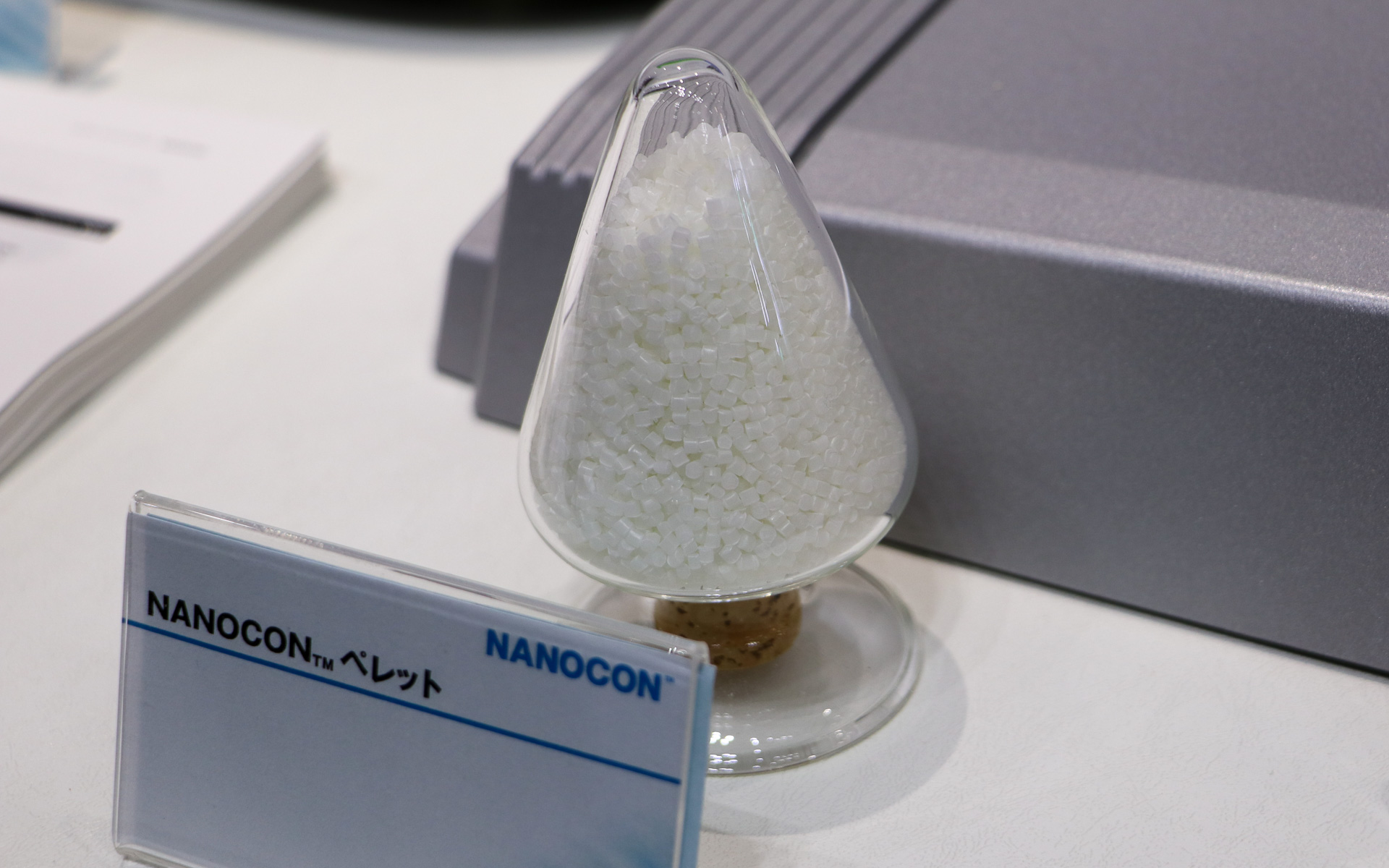 ナノコンは耐熱性や寸法安定性に優れるのでエンジンカバーなどにも利用されている