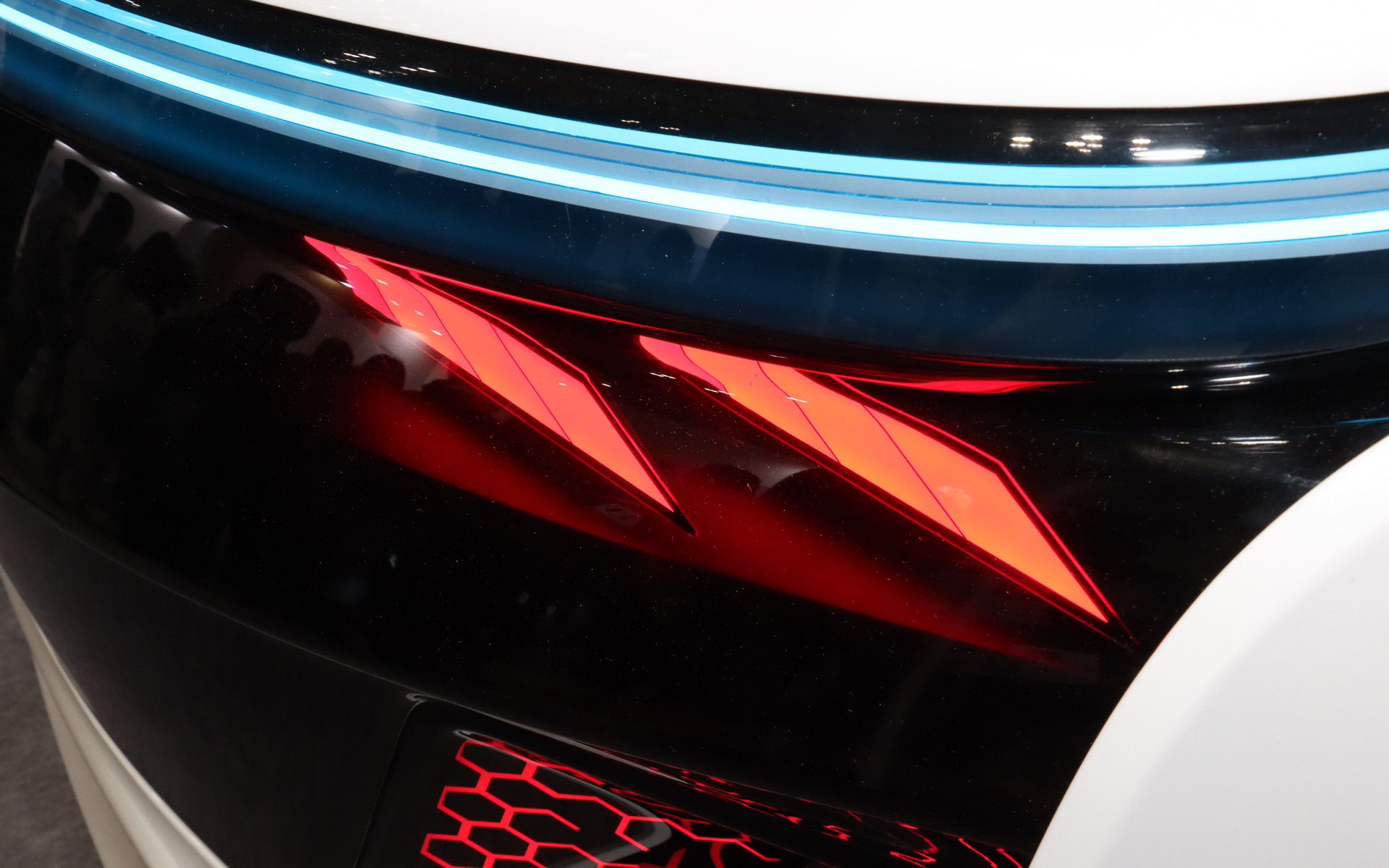 市光工業ブースで国内初展示された「次世代リアフェイス」で、ブレーキランプとして使われているOLED（Organic Light Emitting Diode）パネル