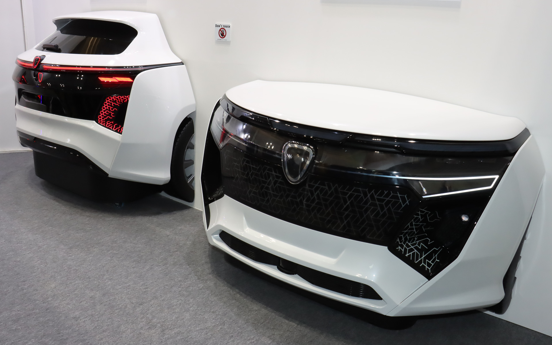 市光工業の次世代技術を紹介する「次世代フロントフェイス」と「次世代リアフェイス」