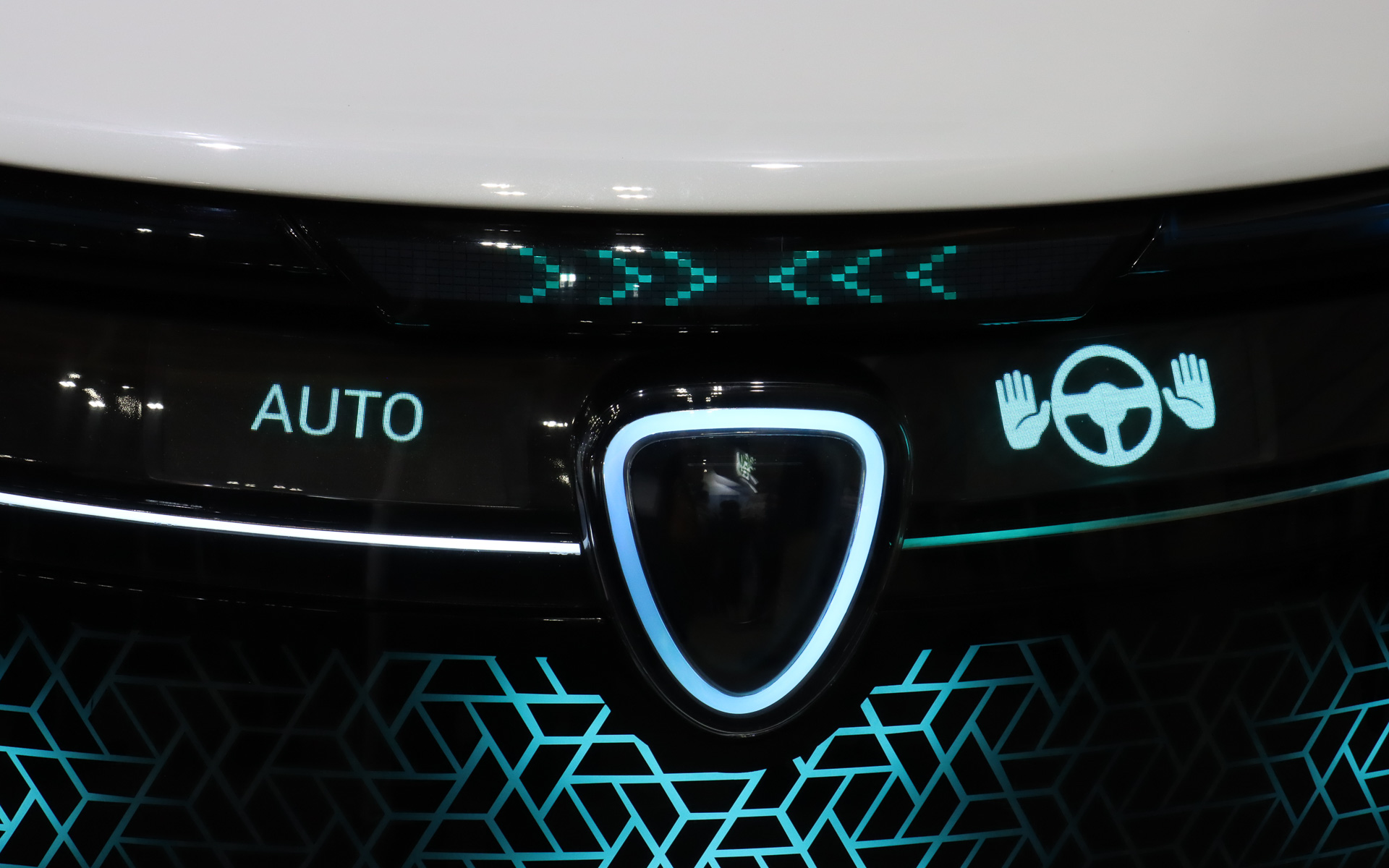 「マイクロLEDディスプレイ」では自動運転と手動運転の切り替え、バッテリ残量と走行可能距離など多彩な情報を表示していた