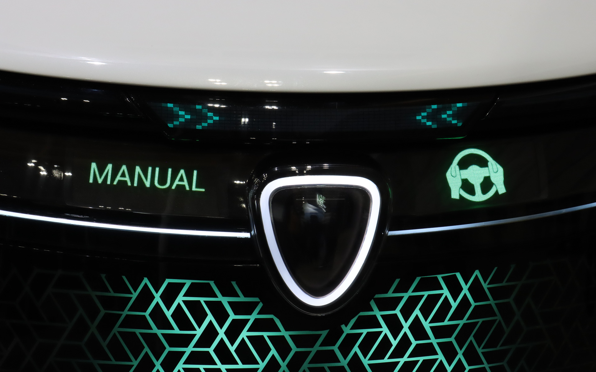 「マイクロLEDディスプレイ」では自動運転と手動運転の切り替え、バッテリ残量と走行可能距離など多彩な情報を表示していた