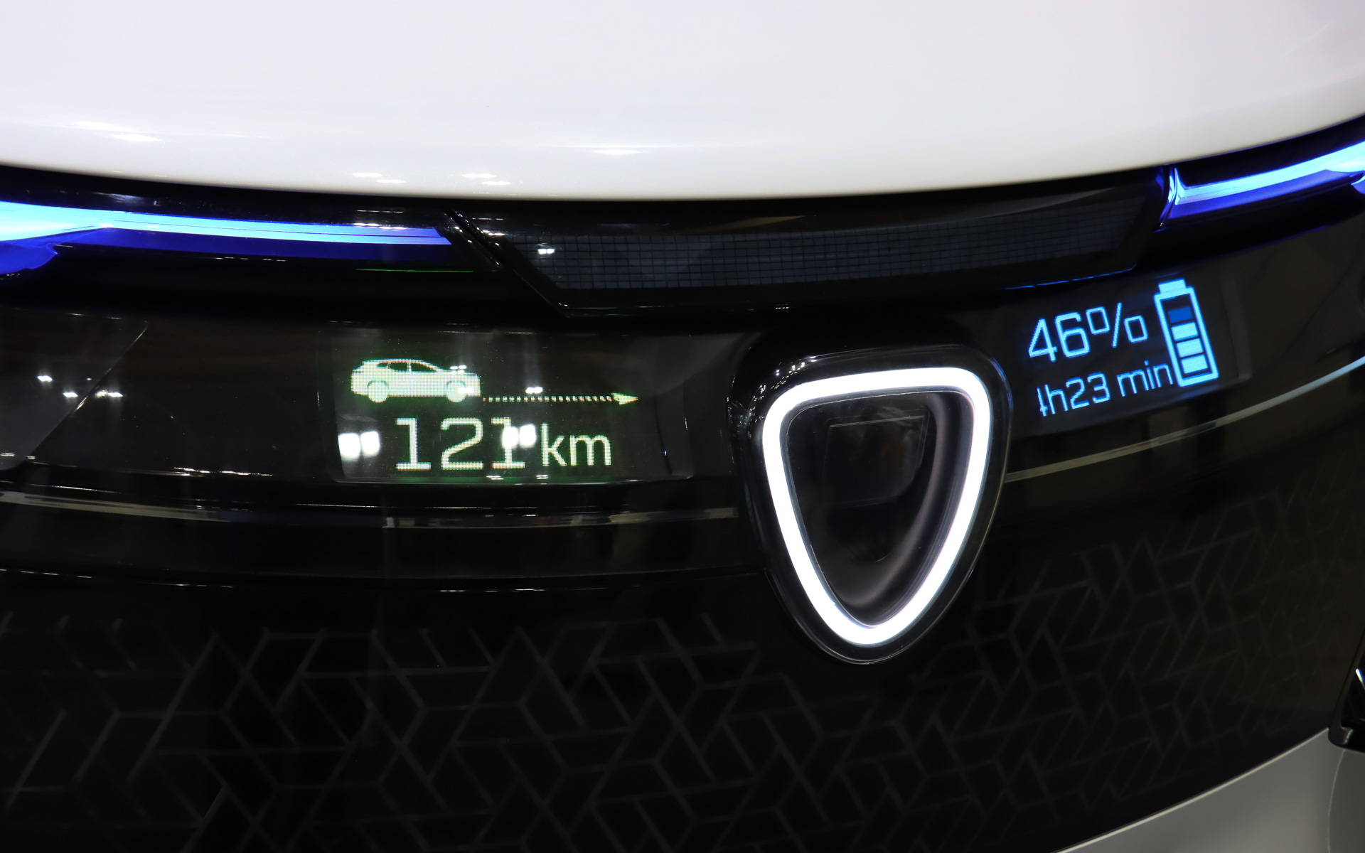 「マイクロLEDディスプレイ」では自動運転と手動運転の切り替え、バッテリ残量と走行可能距離など多彩な情報を表示していた