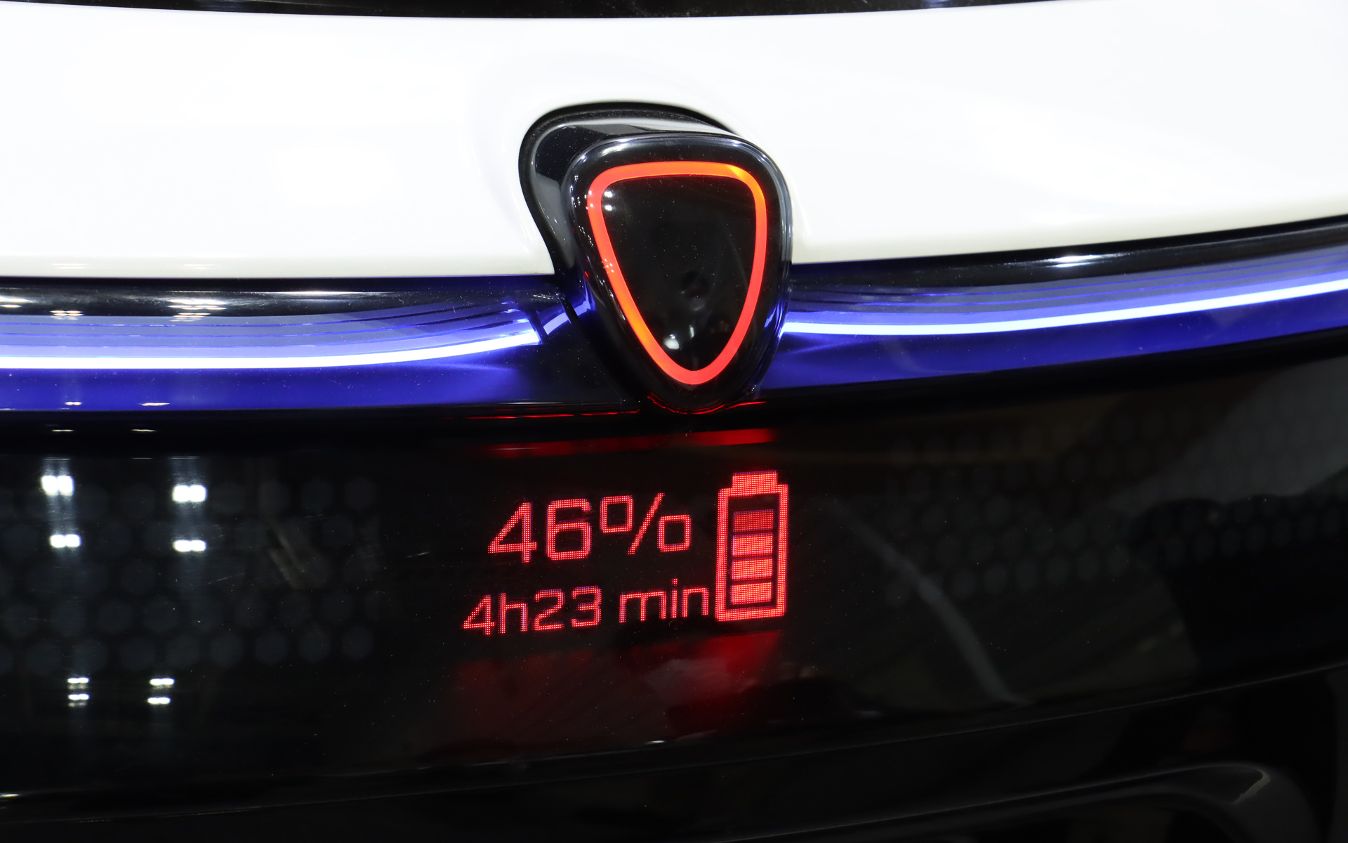 リアのマイクロLEDディスプレイでも充電状況と満充電までに必要な時間、自車の後方に横断者がいることの警告、この先で右側の道に進路変更するといった情報を表示