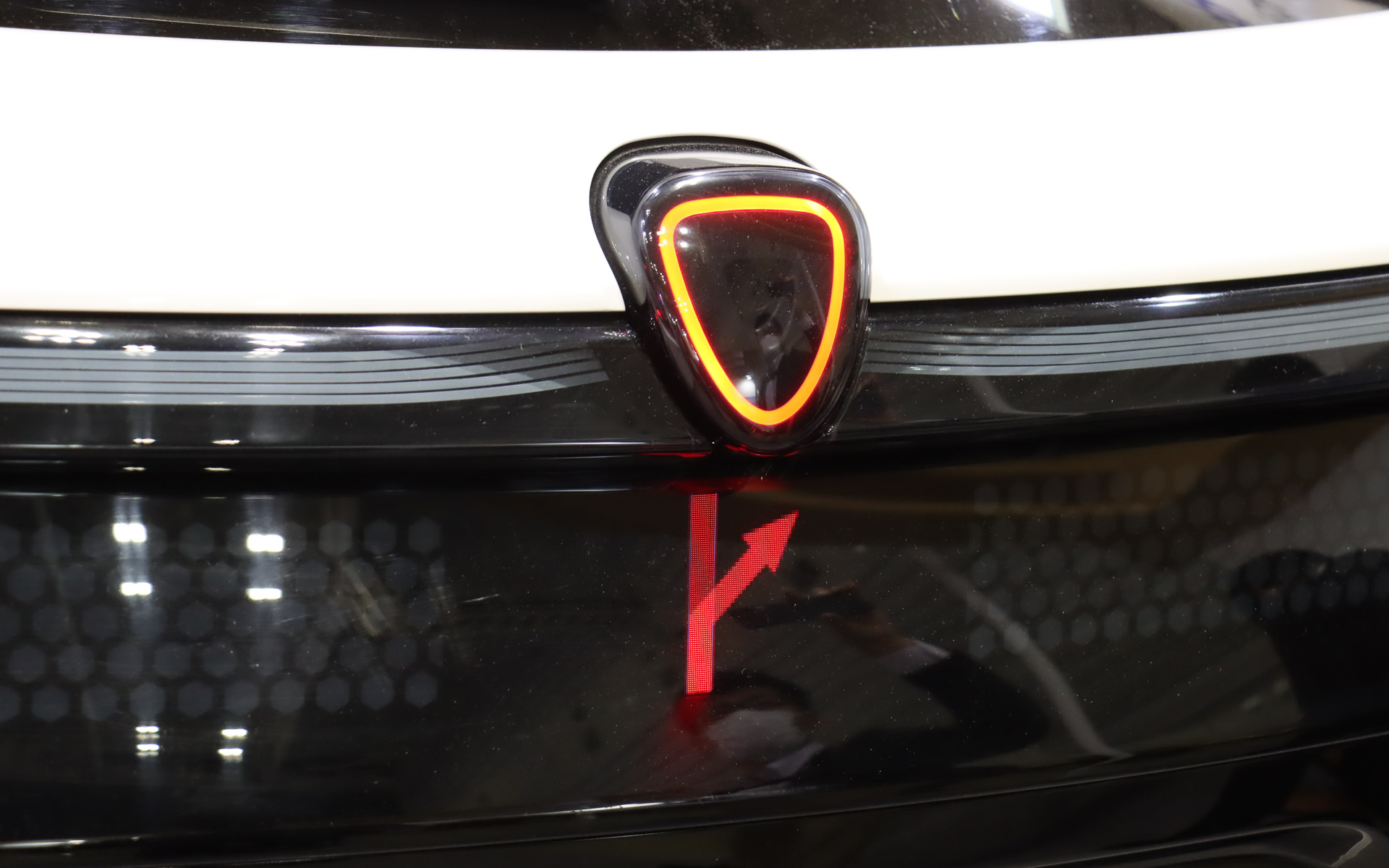 リアのマイクロLEDディスプレイでも充電状況と満充電までに必要な時間、自車の後方に横断者がいることの警告、この先で右側の道に進路変更するといった情報を表示