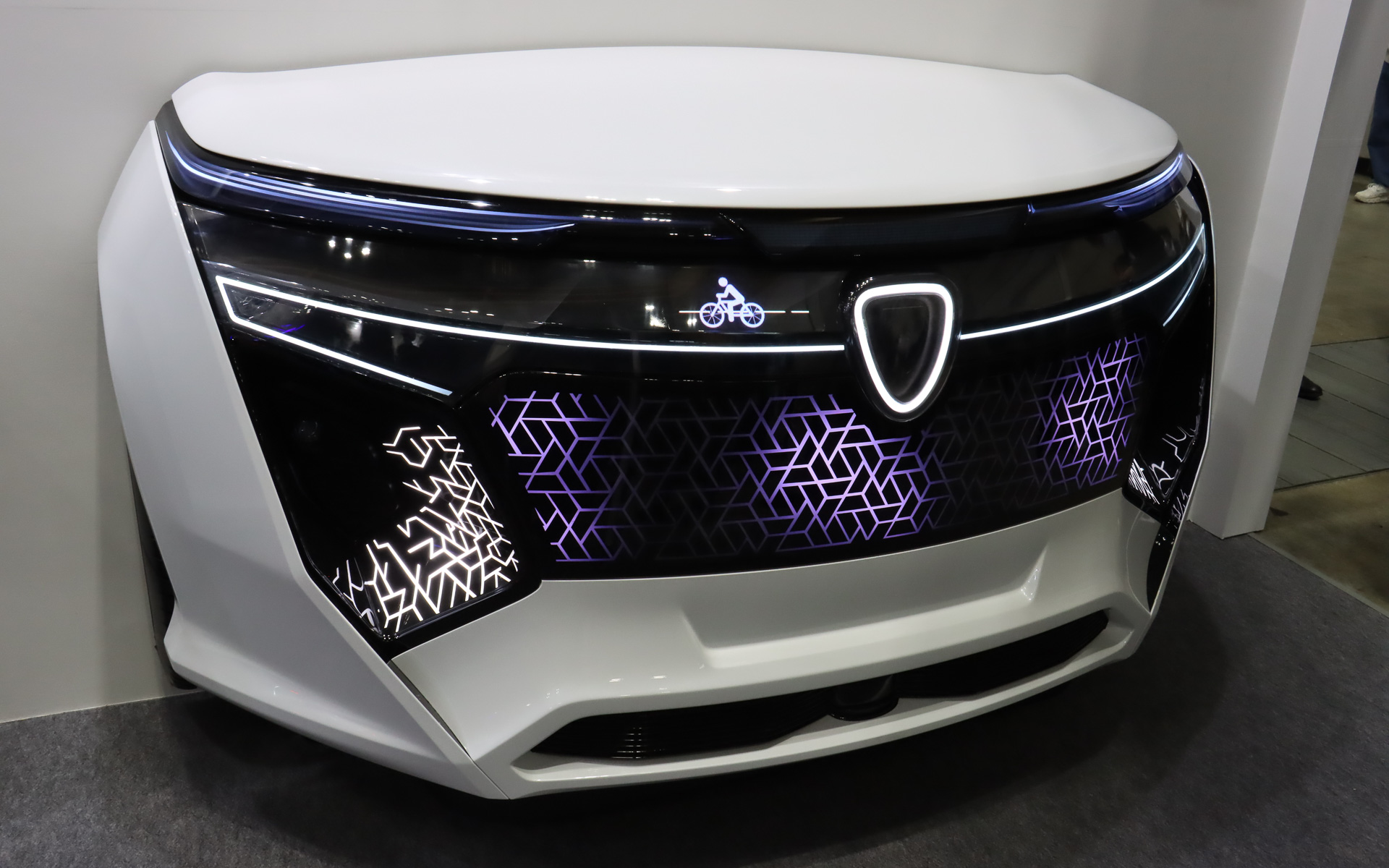 マイクロLEDディスプレイと「大型グリルライティング」を使って自車の後方を自転車が横断していることをアニメーション表示