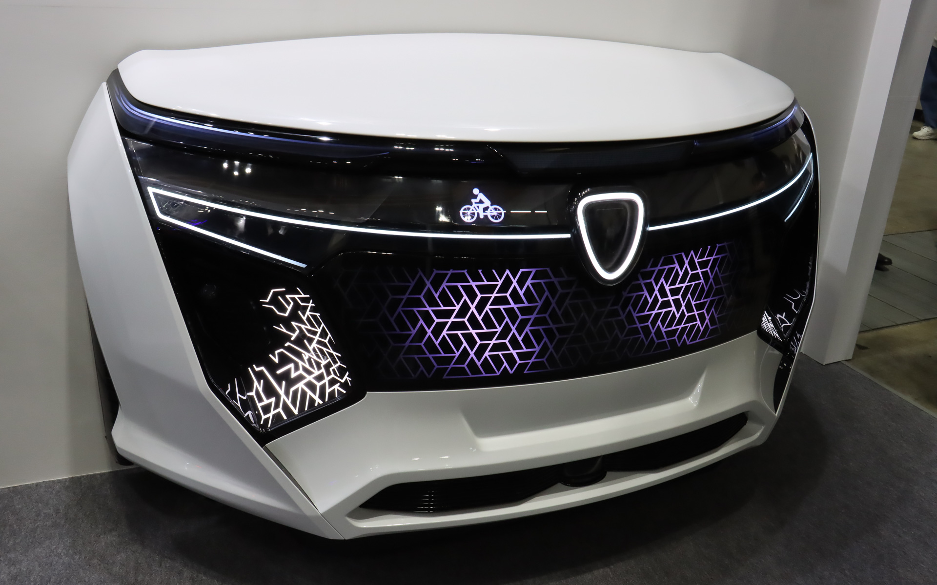 マイクロLEDディスプレイと「大型グリルライティング」を使って自車の後方を自転車が横断していることをアニメーション表示