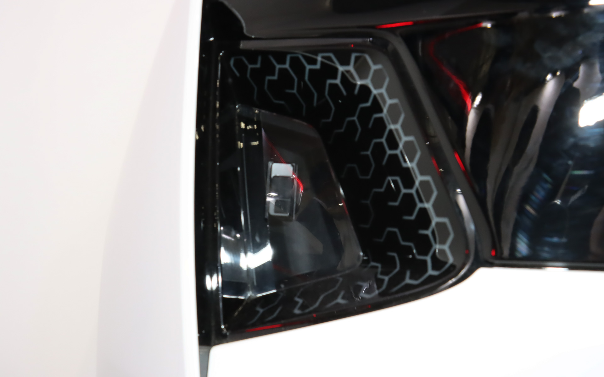 リアバンパーの両サイドに「センサー内蔵ライティング」を設定