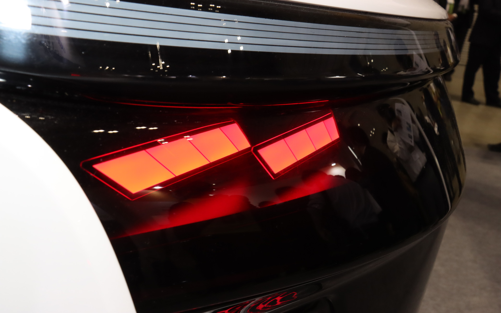 ブレーキランプにOLED（Organic Light Emitting Diode）パネルを使うことで奥行き感のあるデザインを実現。発光部が均一に光る特性により、目に対して攻撃性が低いことも特徴になる