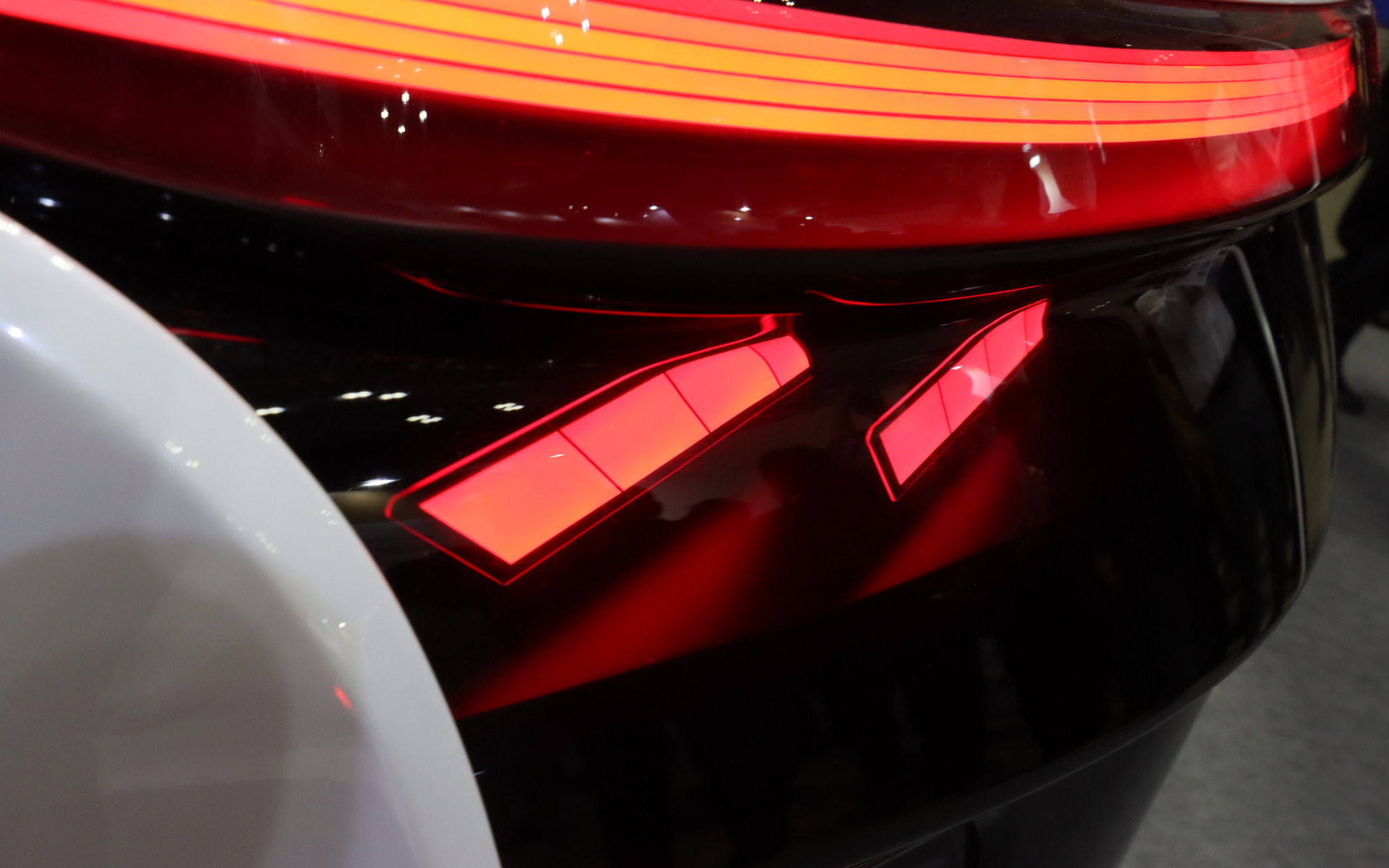 ブレーキランプにOLED（Organic Light Emitting Diode）パネルを使うことで奥行き感のあるデザインを実現。発光部が均一に光る特性により、目に対して攻撃性が低いことも特徴になる