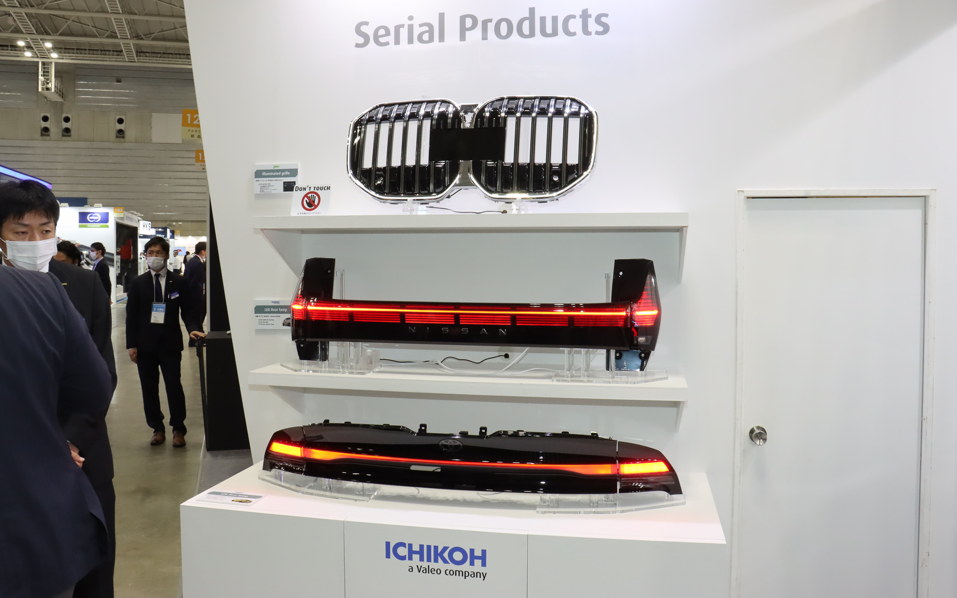 市販車で採用された製品の紹介。上からBMW「7シリーズ」のLEDポジションランプ、日産自動車「サクラ」のリアコンビネーションランプ、トヨタ自動車「プリウス」のリアコンビネーションランプ