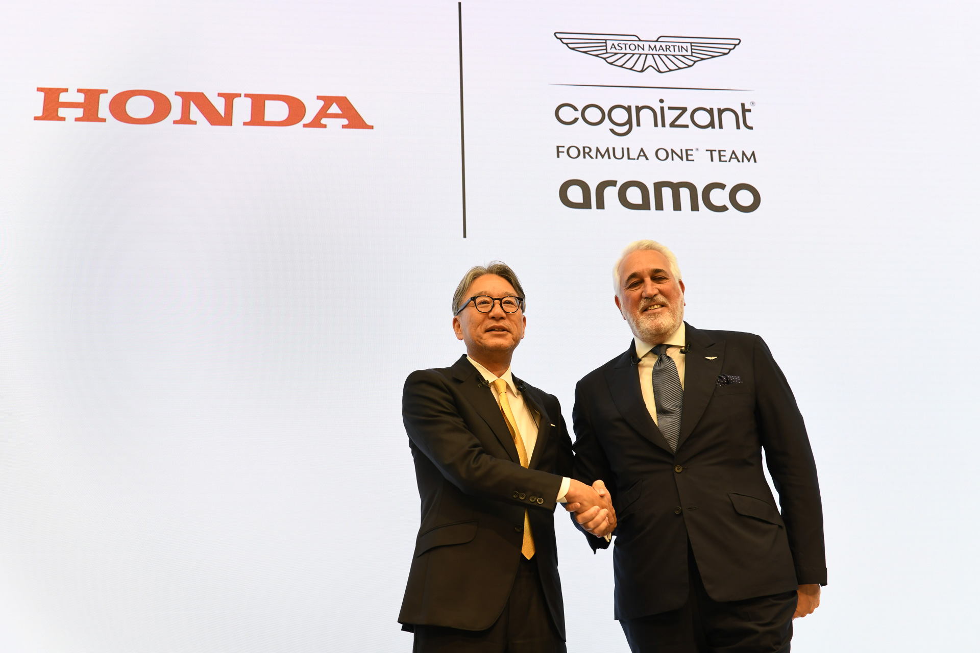 本田技研工業株式会社 取締役 代表執行役社長 三部敏宏氏（左）とアストンマーティン・アラムコ・コグニザント・フォーミュラ・ワン・チーム 会長 ローレンス・ストロール氏