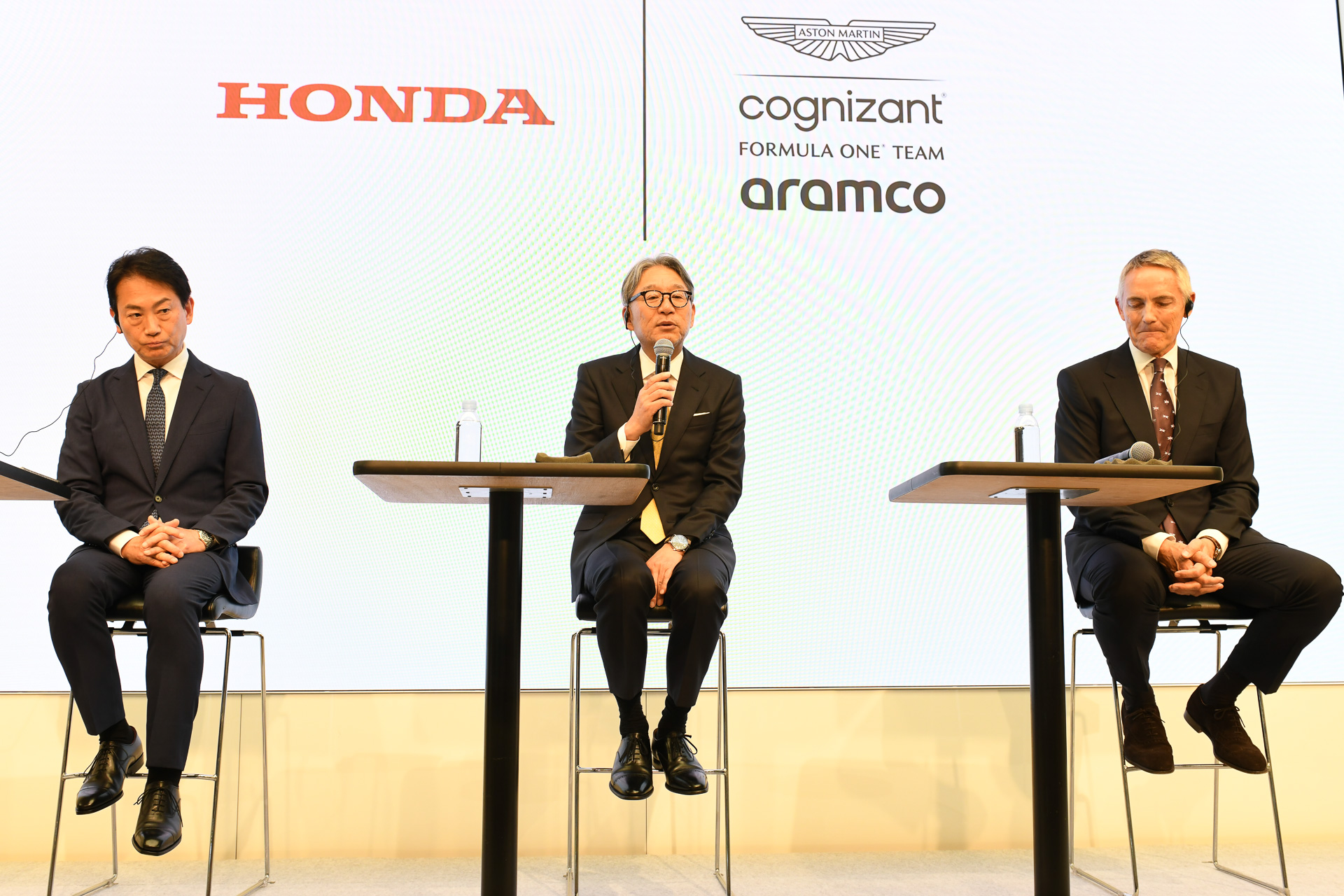 質疑応答の様子、左から株式会社ホンダ・レーシング 代表取締役社長 渡辺康治氏、本田技研工業株式会社 取締役 代表執行役社長 三部敏宏氏、アストンマーティン・パフォーマンス・テクノロジーズ・グループCEO マーティン・ウィットマーシュ氏