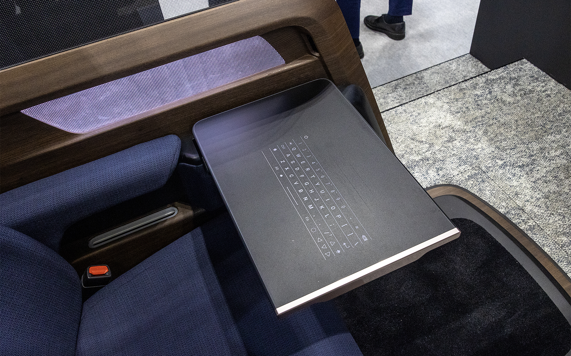 テーブルが使えたり、着座前には自動で消毒剤が噴霧されるといった機能もある