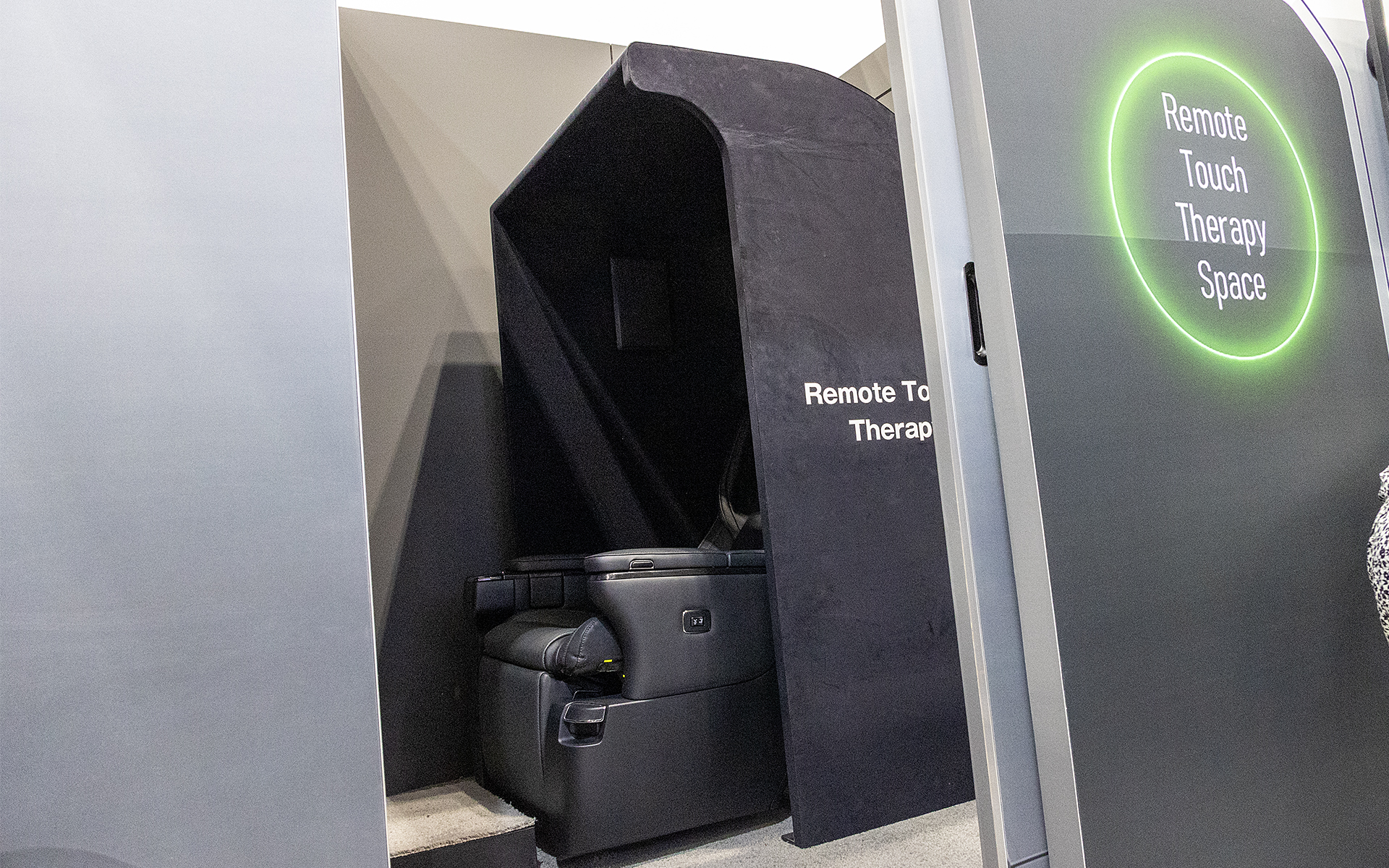 なでるようなマッサージが可能なリラックスシート「リモート タッチ セラピー」