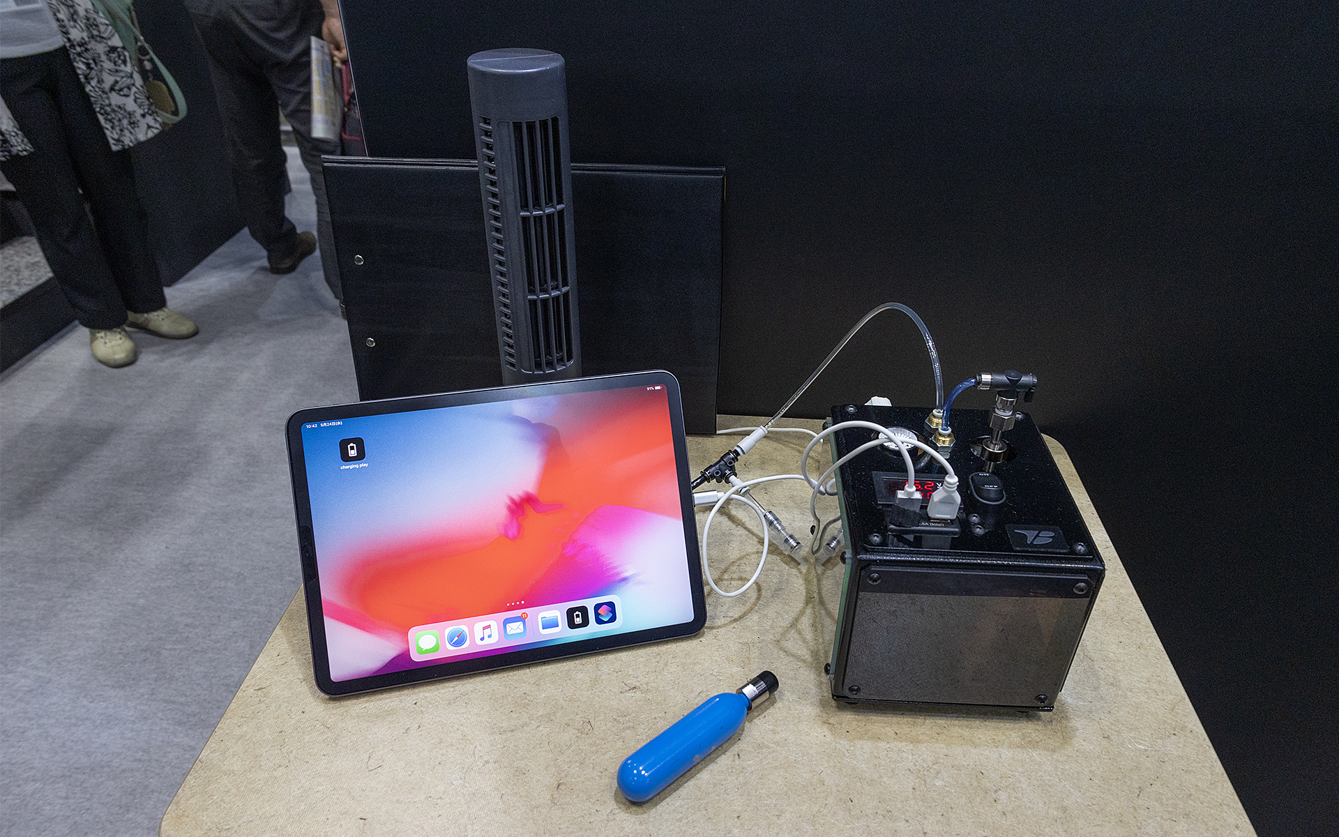 低圧水素タンクを使った「FCモバイルバッテリー」。モジュール内に手の平サイズのボンベを組み込む