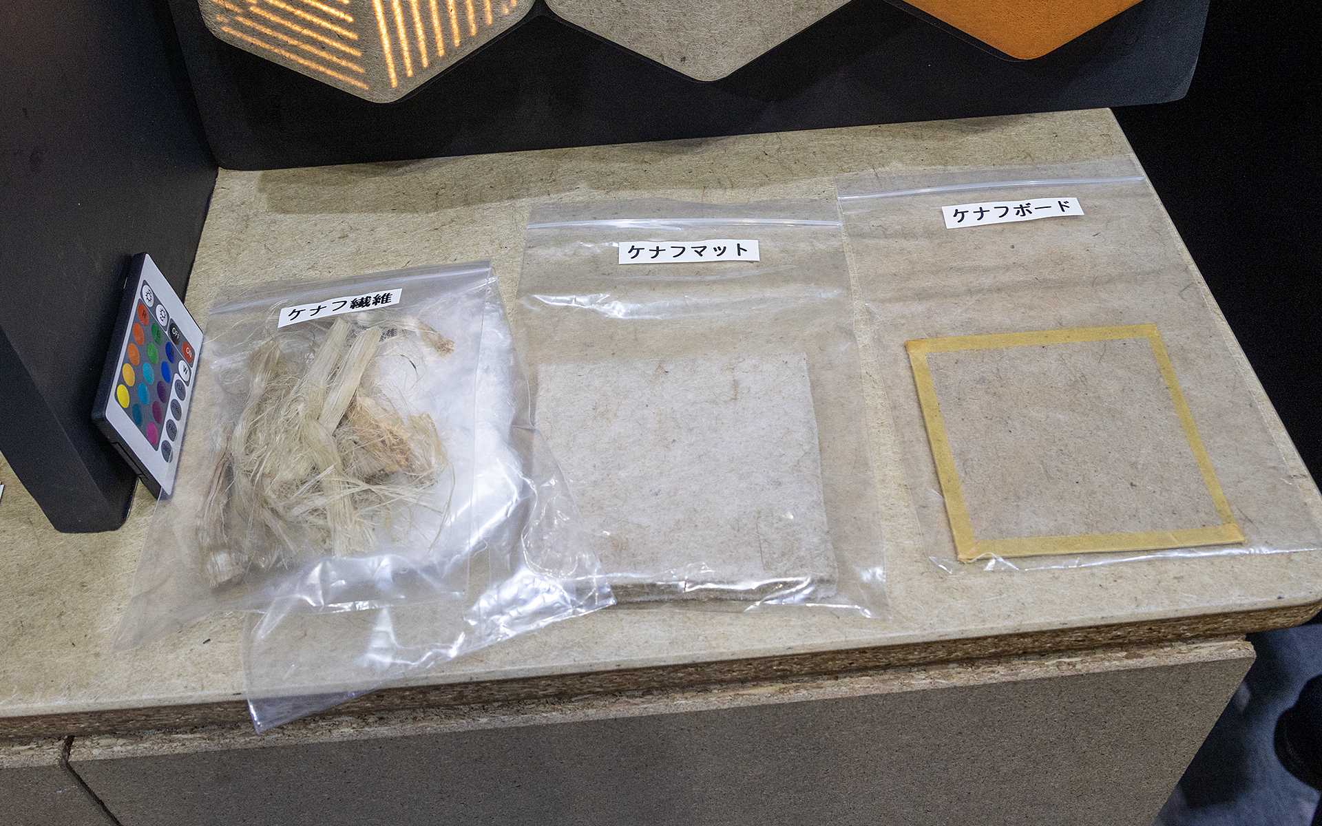 最初は繊維状として加工され、粉状から成形という流れで製品化される