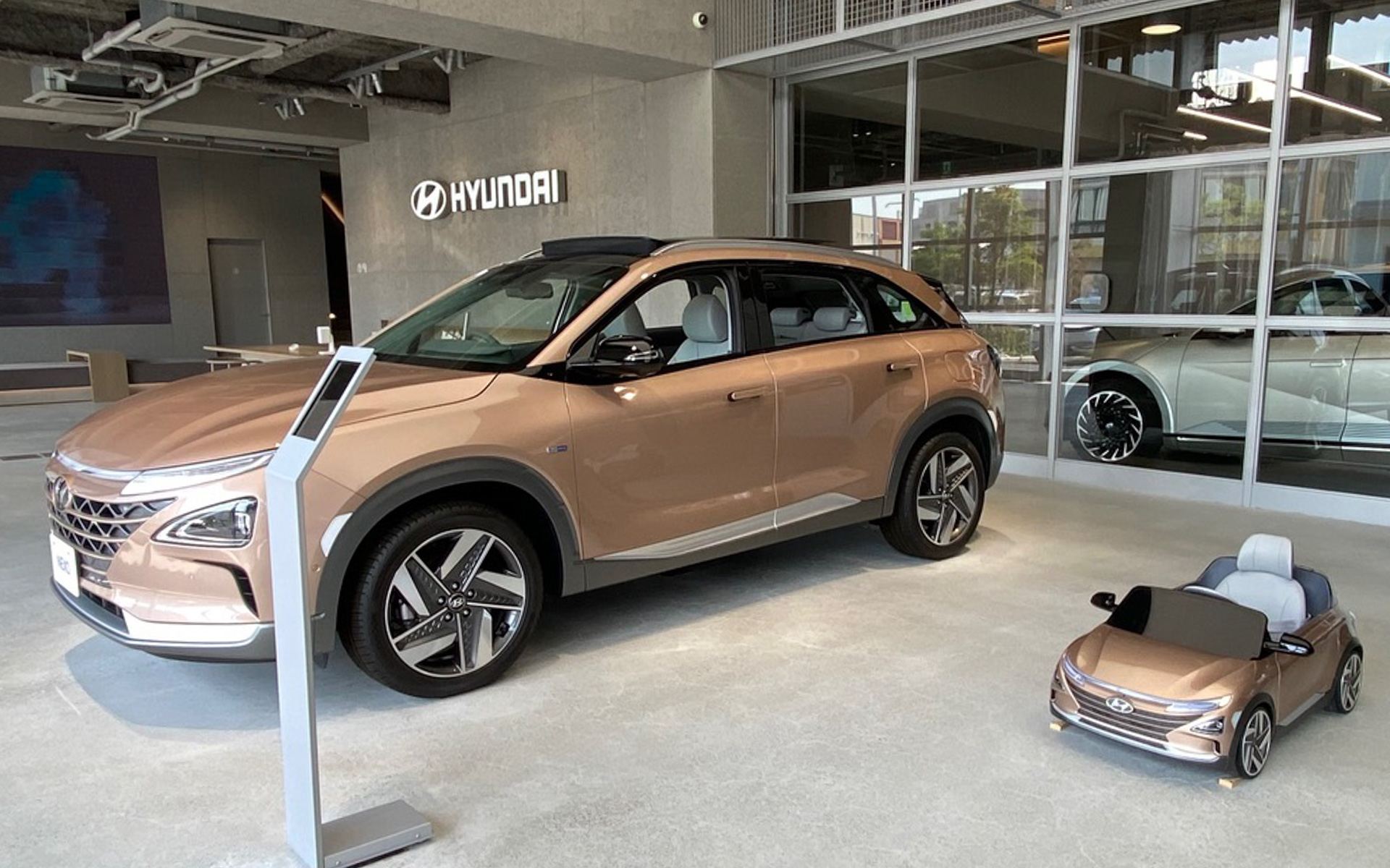 クルマだと第三京浜の港北ICからのアクセスが便利な、ヒョンデ・カスタマーエクスペリエンスセンター横浜。広々としたショールームは、ゆったりと展示車両を見ることができるほか、奥の作業スペースがガラス張りなので見学できるようになっています。とってもかわいいキッズ向けの電動車は、まだ非売品とのことでした