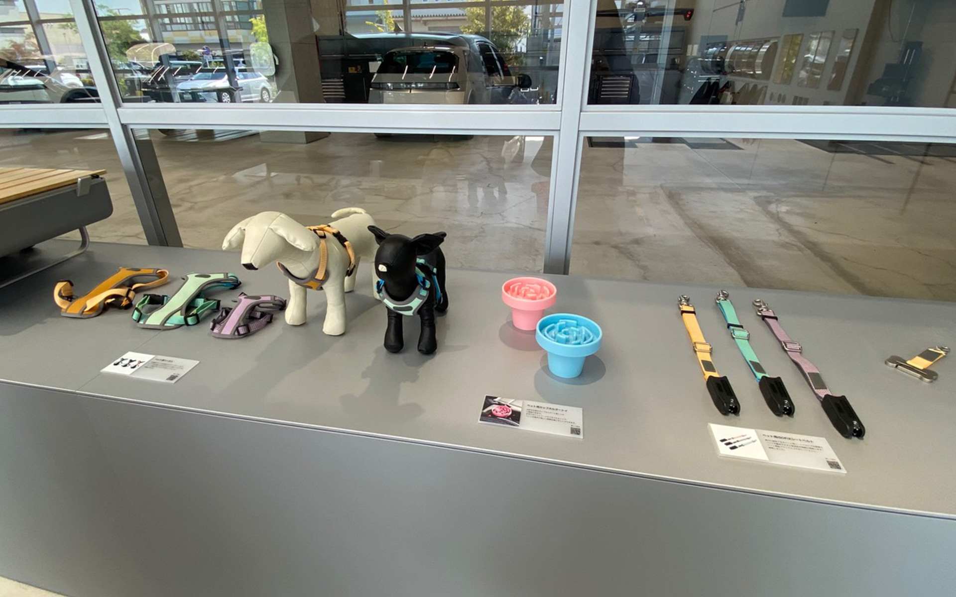 愛犬家のためのアクセサリーもカラフルでオシャレ。ペット用ハーネスやシートベルトアジャスターもかわいいし、ペット用カップホルダートイには「なるほど」と感心。ワンちゃんとのドライブが楽しく便利になりそうです