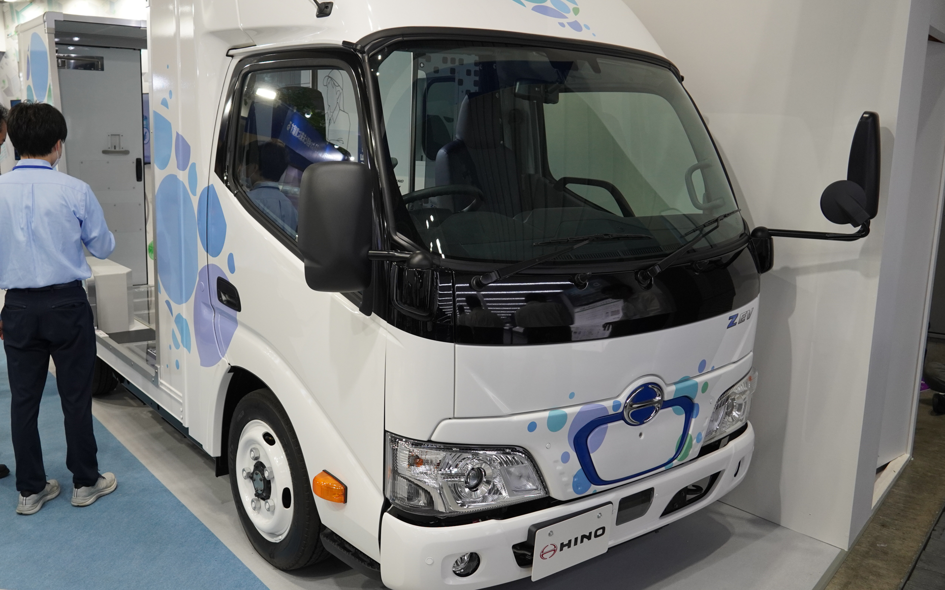 超低床構造の小型電気トラック「デュトロ Z EV」