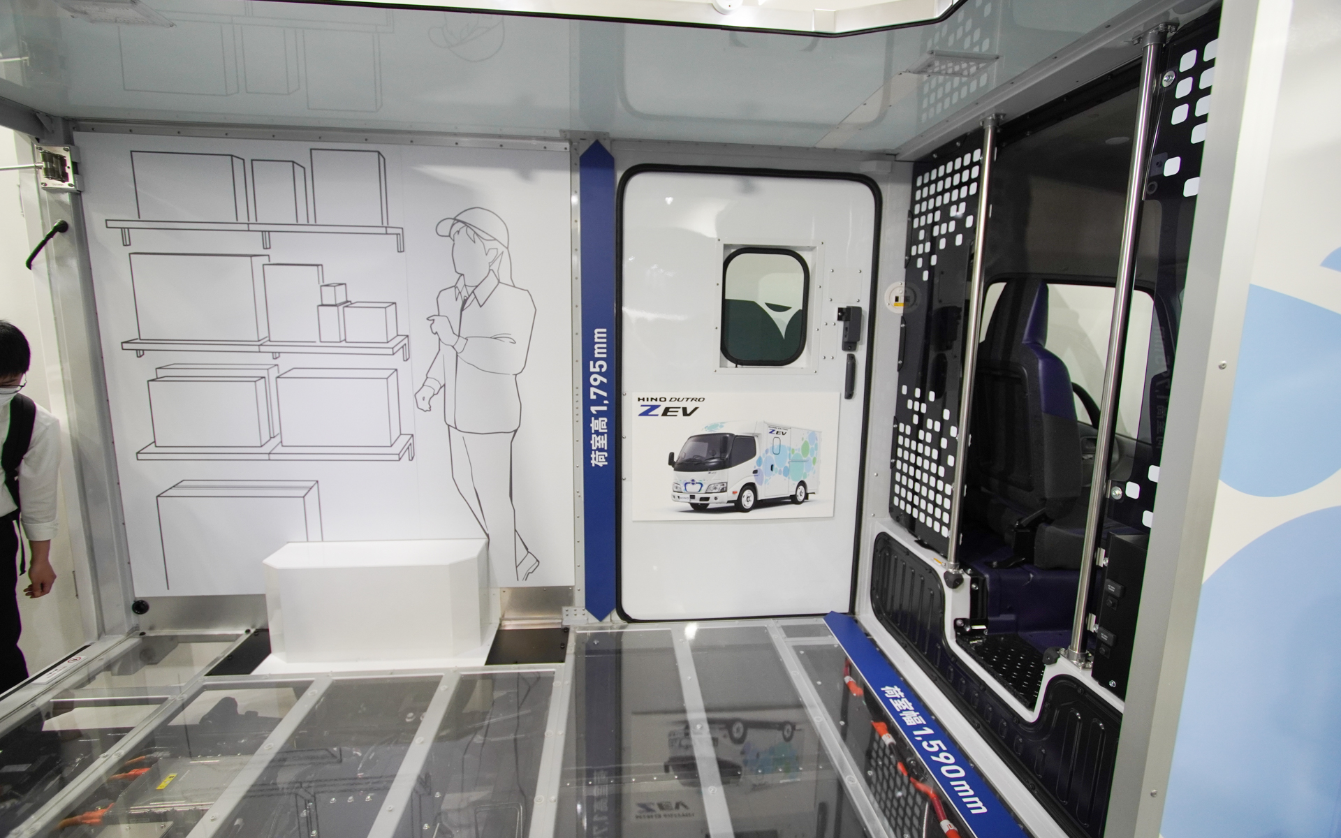 デュトロ Z EVの荷室内