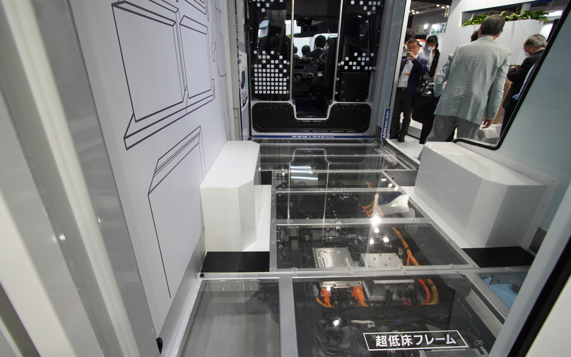 床下にバッテリや補機類がある