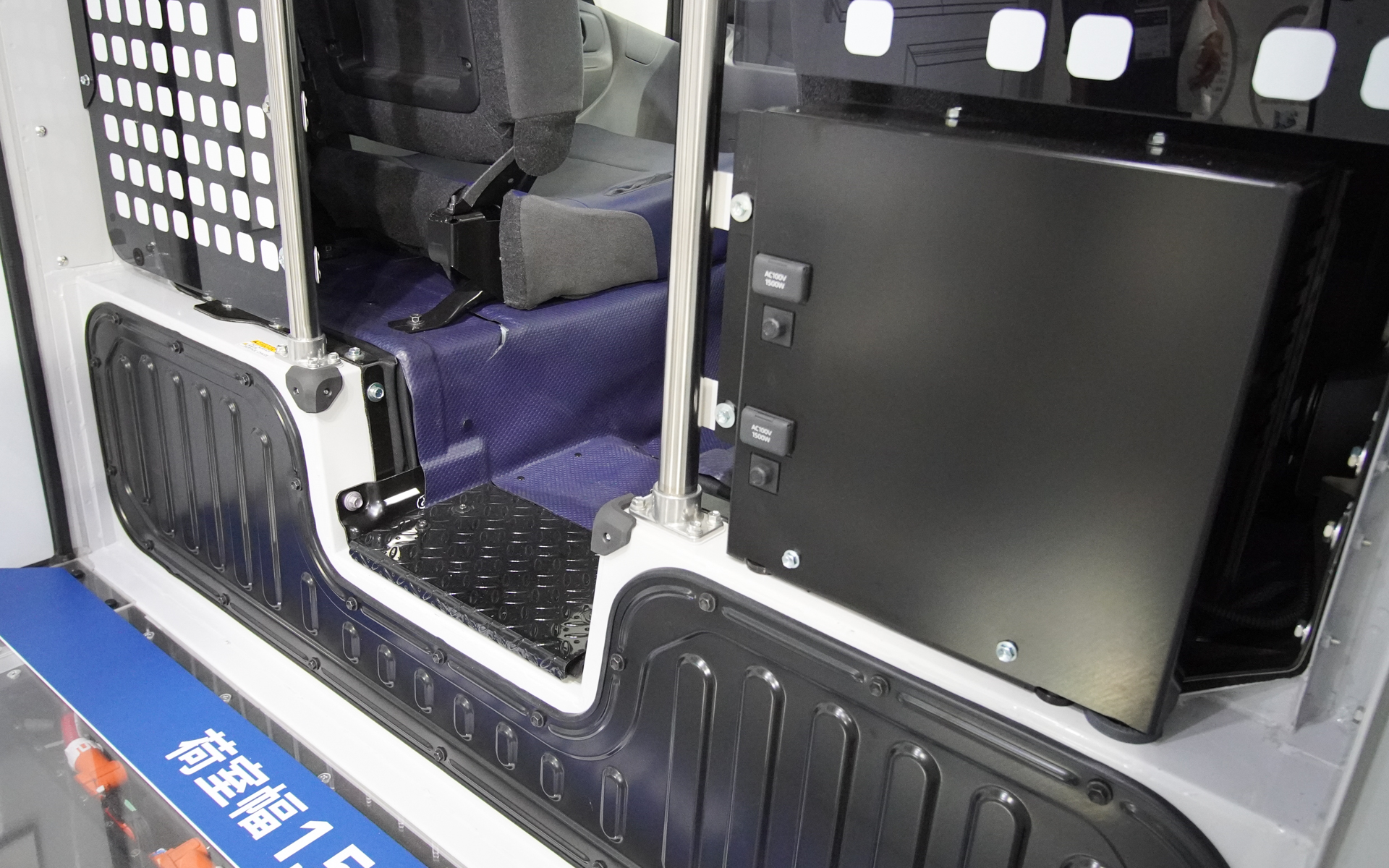 荷室内にコンセントを装備。可搬式の冷蔵庫などを搭載できる