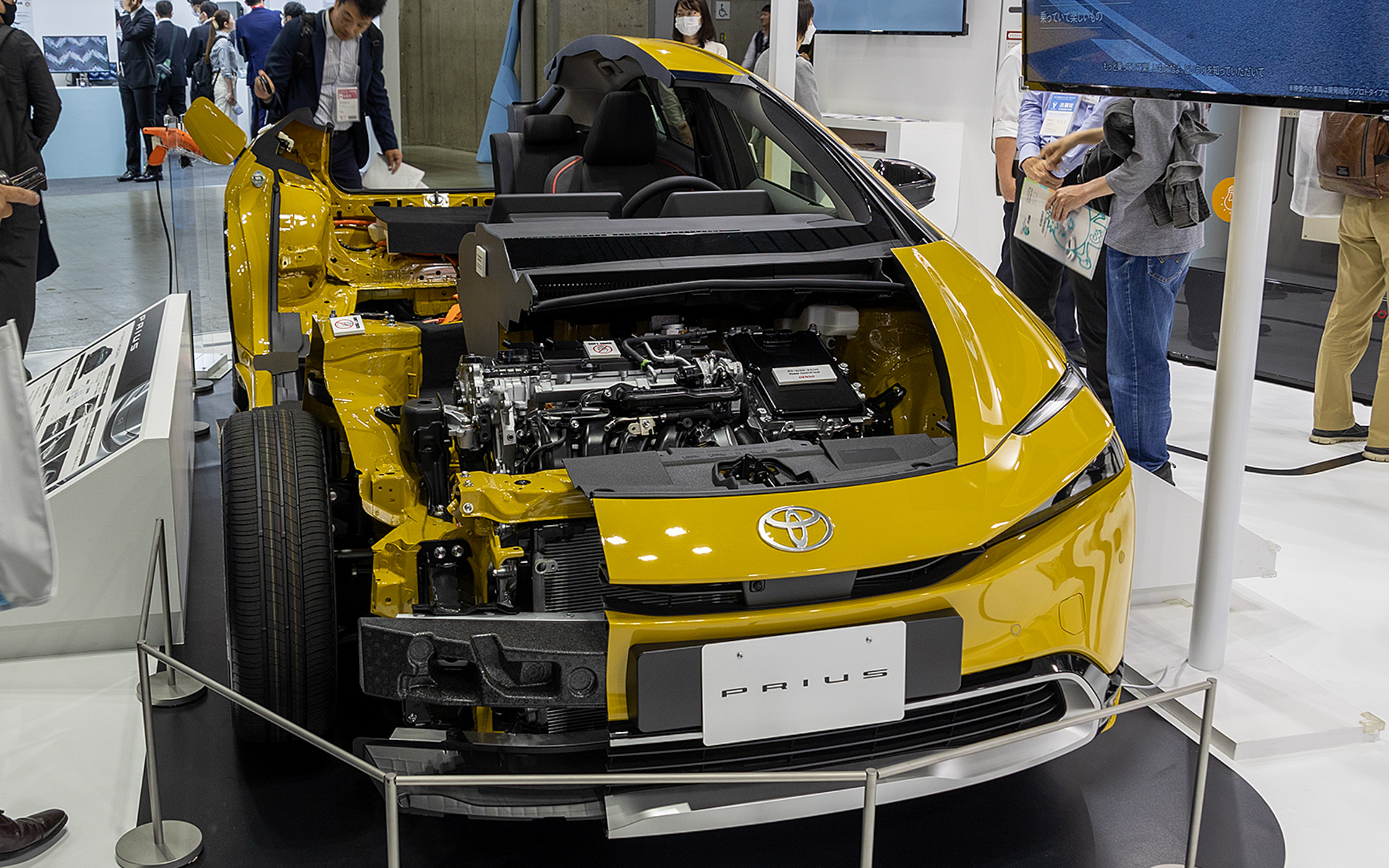 新型プリウスPHEVのカットモデルを展示