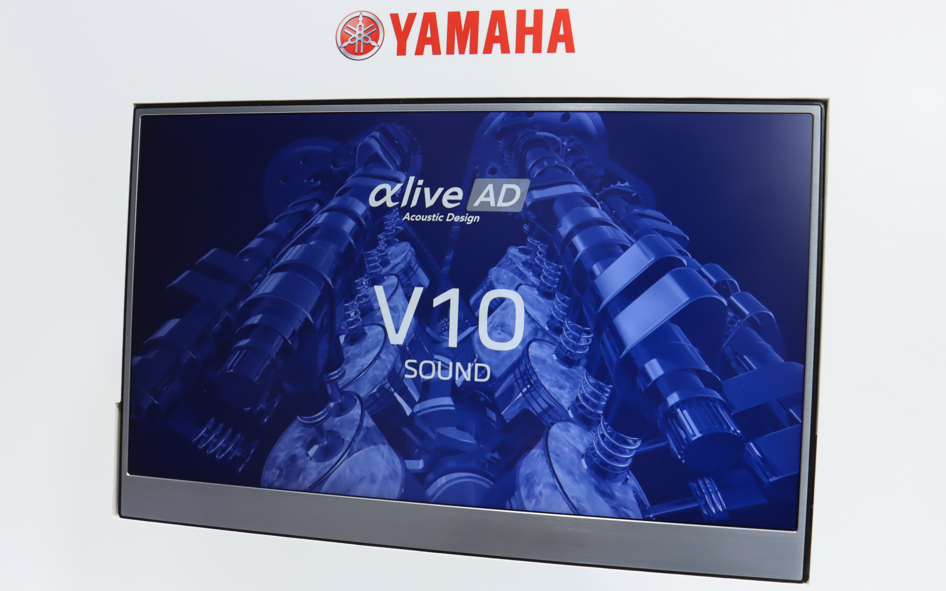 「V8」「V10」「EV」の3種類でサーキット走行する車両のエンジンサウンドをαlive ADが生成。走行状況に合わせた迫力あるサウンドを体感できる