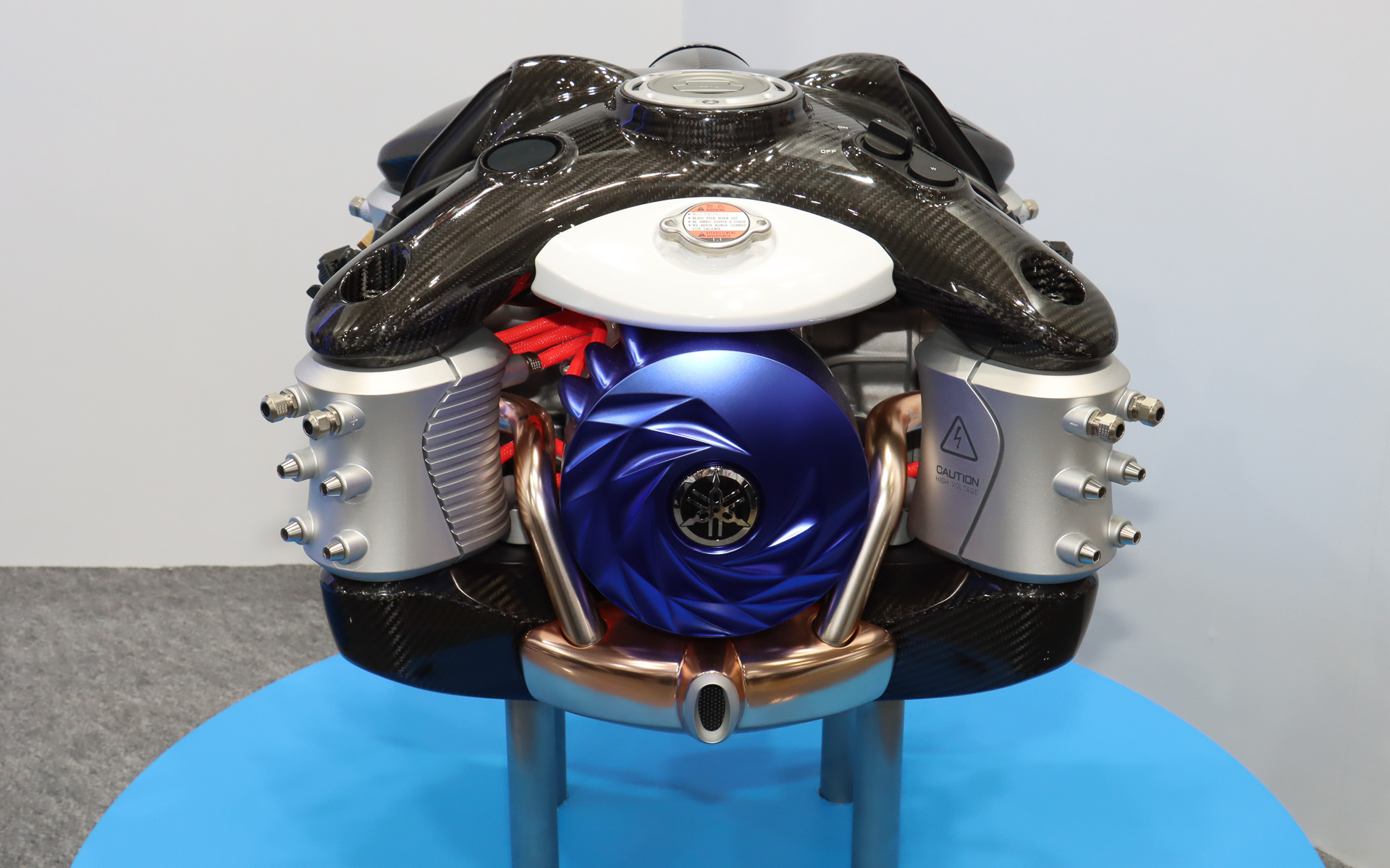 SHEVは発電エンジンユニット、バッテリ（補助動力）、インバータ、配管、配線などで構成されている