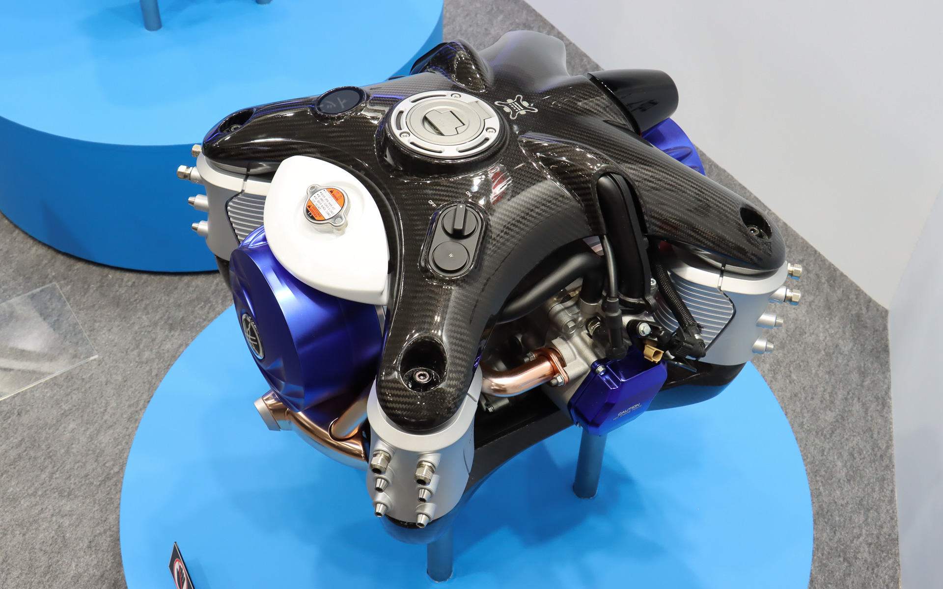 SHEVは発電エンジンユニット、バッテリ（補助動力）、インバータ、配管、配線などで構成されている