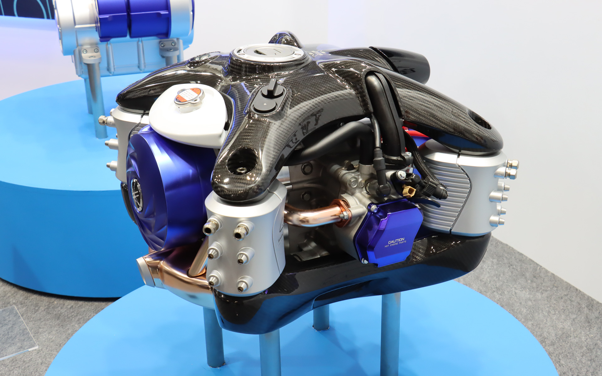 SHEVは発電エンジンユニット、バッテリ（補助動力）、インバータ、配管、配線などで構成されている