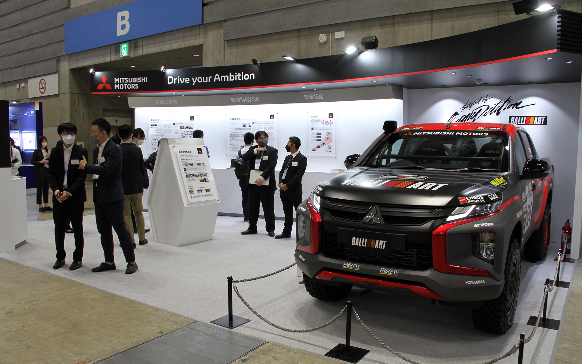 2022年のアジアクロスカントリーラリーで優勝した「トライトン」（レプリカ）を展示する三菱自動車工業ブース