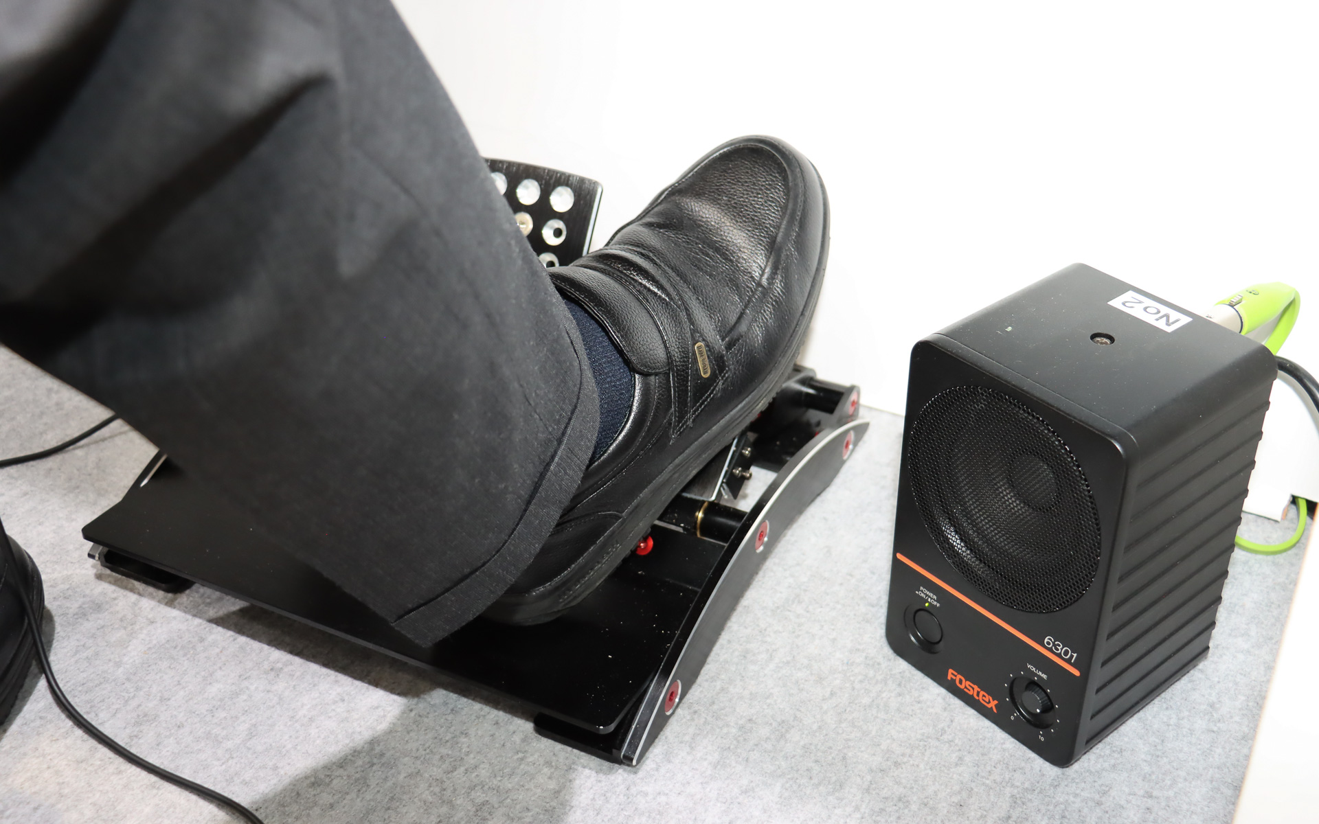 アクセルペダルを踏み込むとスピーカーからエンジン音が響く。体感の加速度に加えて耳からも加速感が得られることで、快適で安全なドライブを楽しめるようにする仕組み